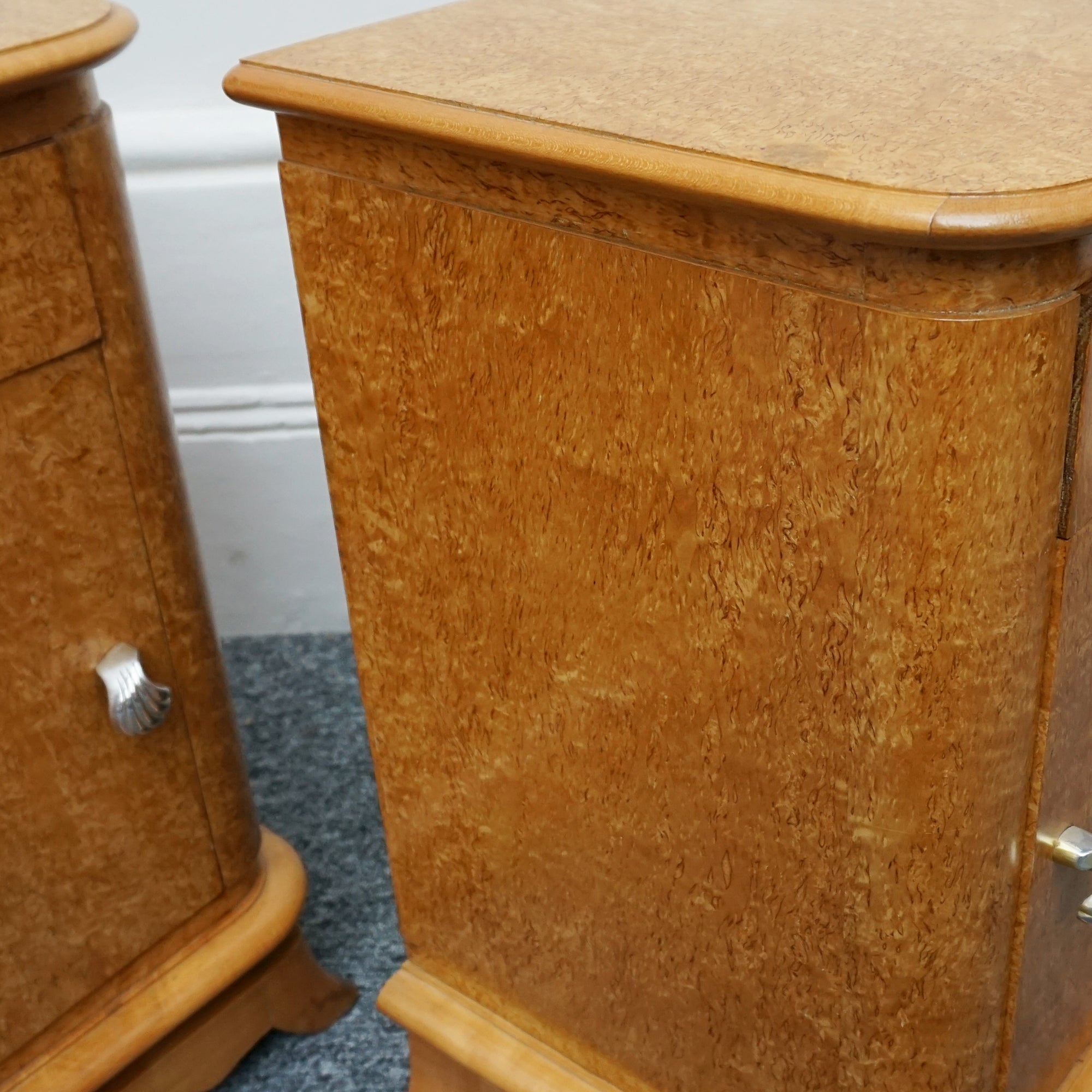 A pair of Art Deco bedside tables. karelian birch, shell design, French curved top table. - Jeroen Markies Art Deco