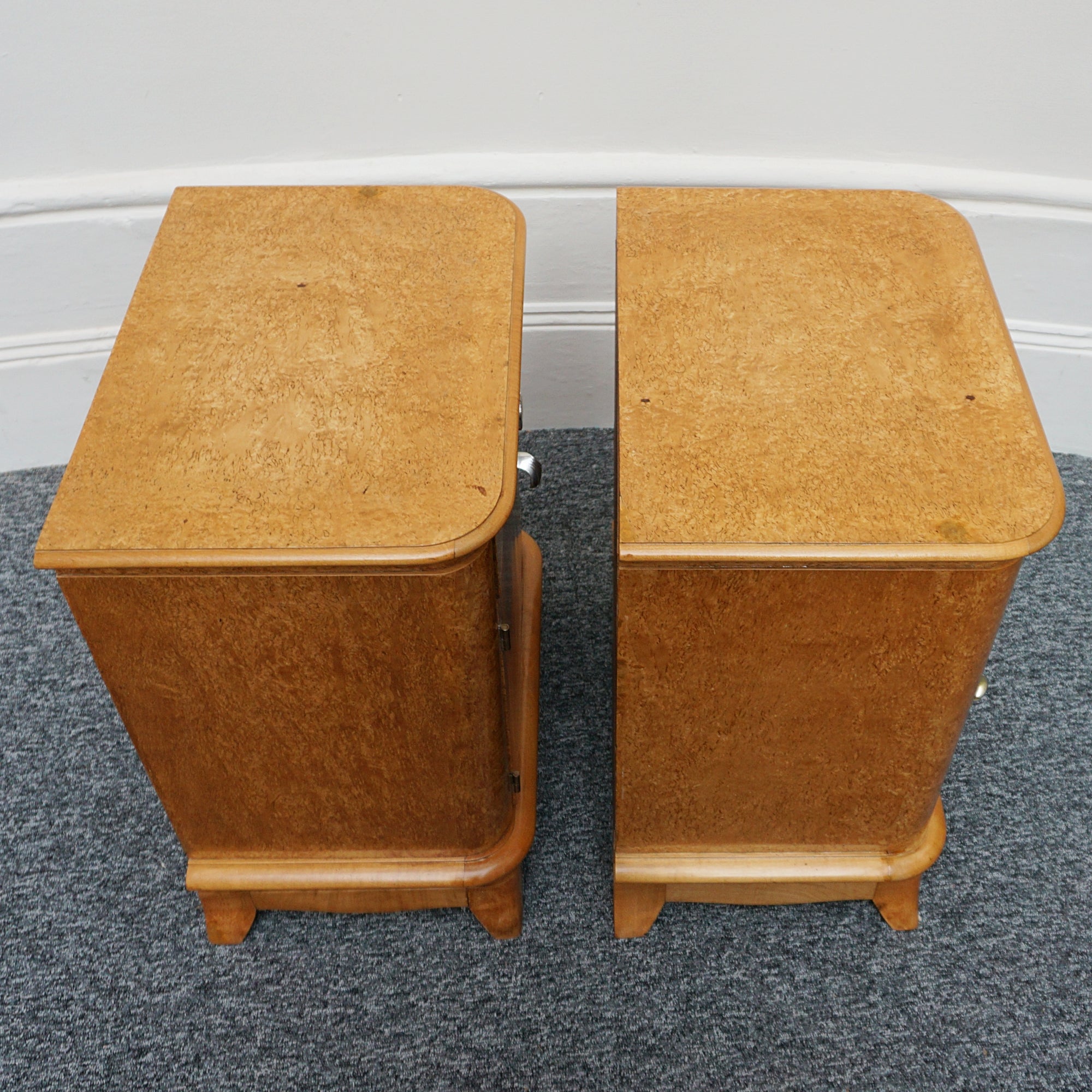 A pair of Art Deco bedside tables. karelian birch, shell design, French curved top table. - Jeroen Markies Art Deco