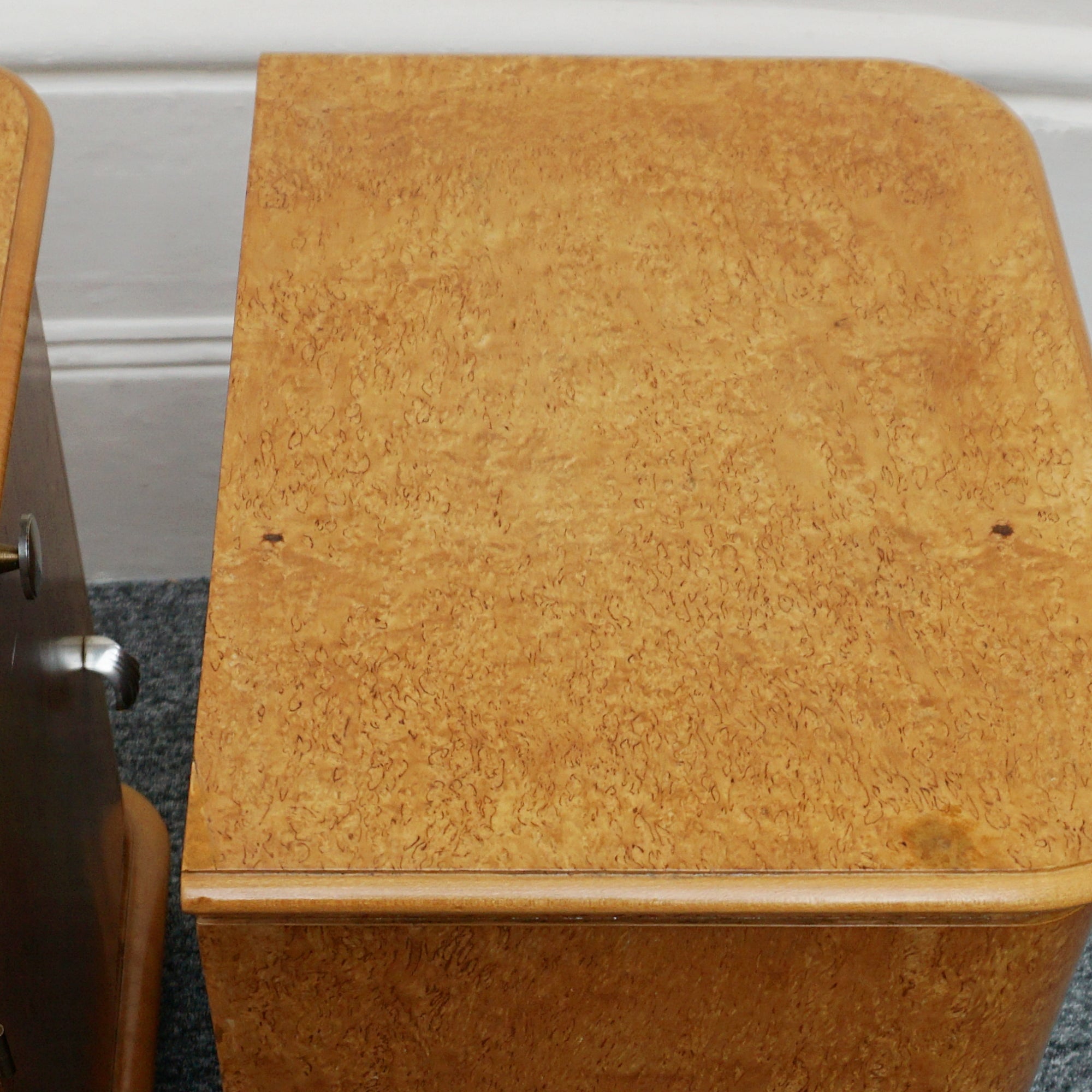 A pair of Art Deco bedside tables. karelian birch, shell design, French curved top table. - Jeroen Markies Art Deco