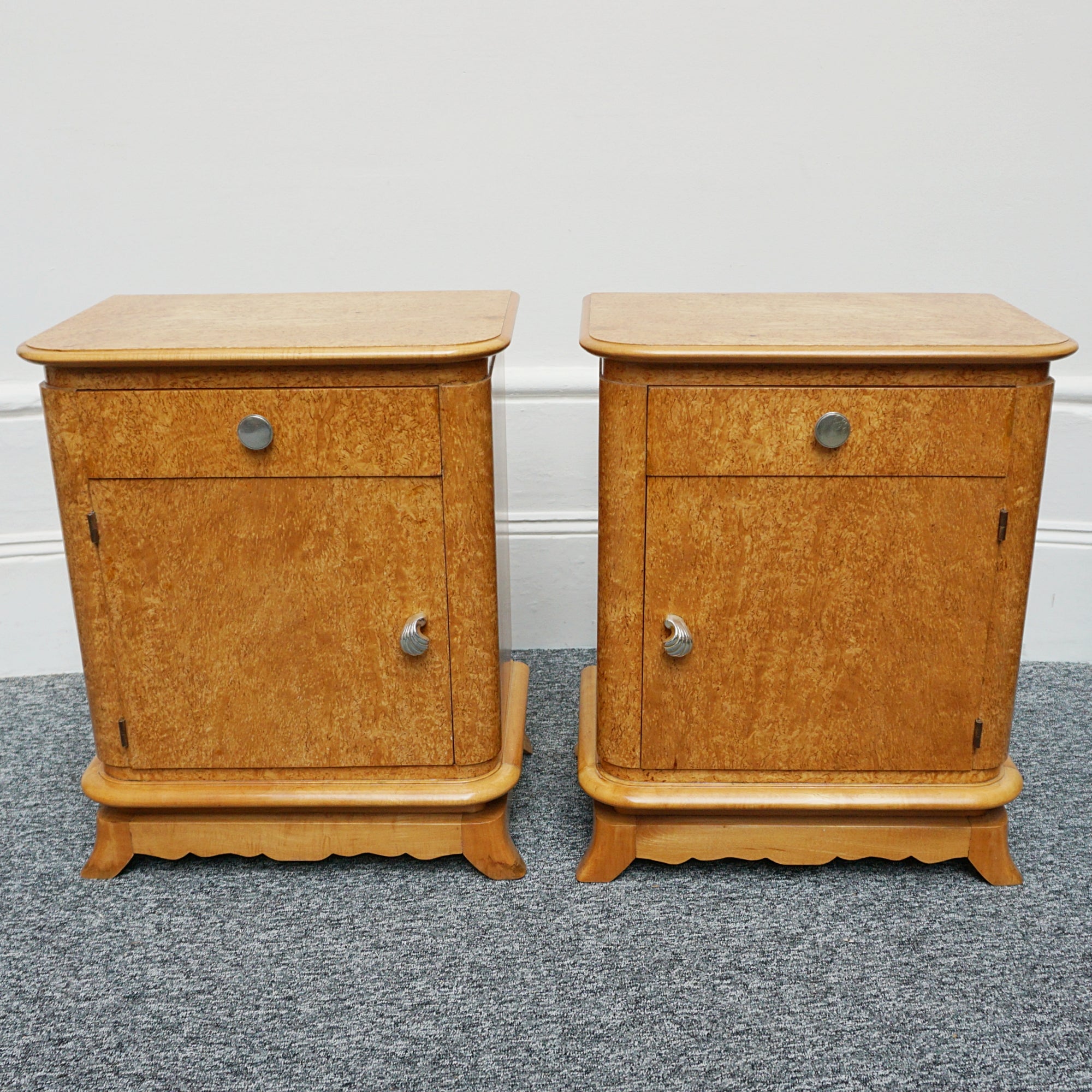 A pair of Art Deco bedside tables. karelian birch, shell design, French curved top table. - Jeroen Markies Art Deco