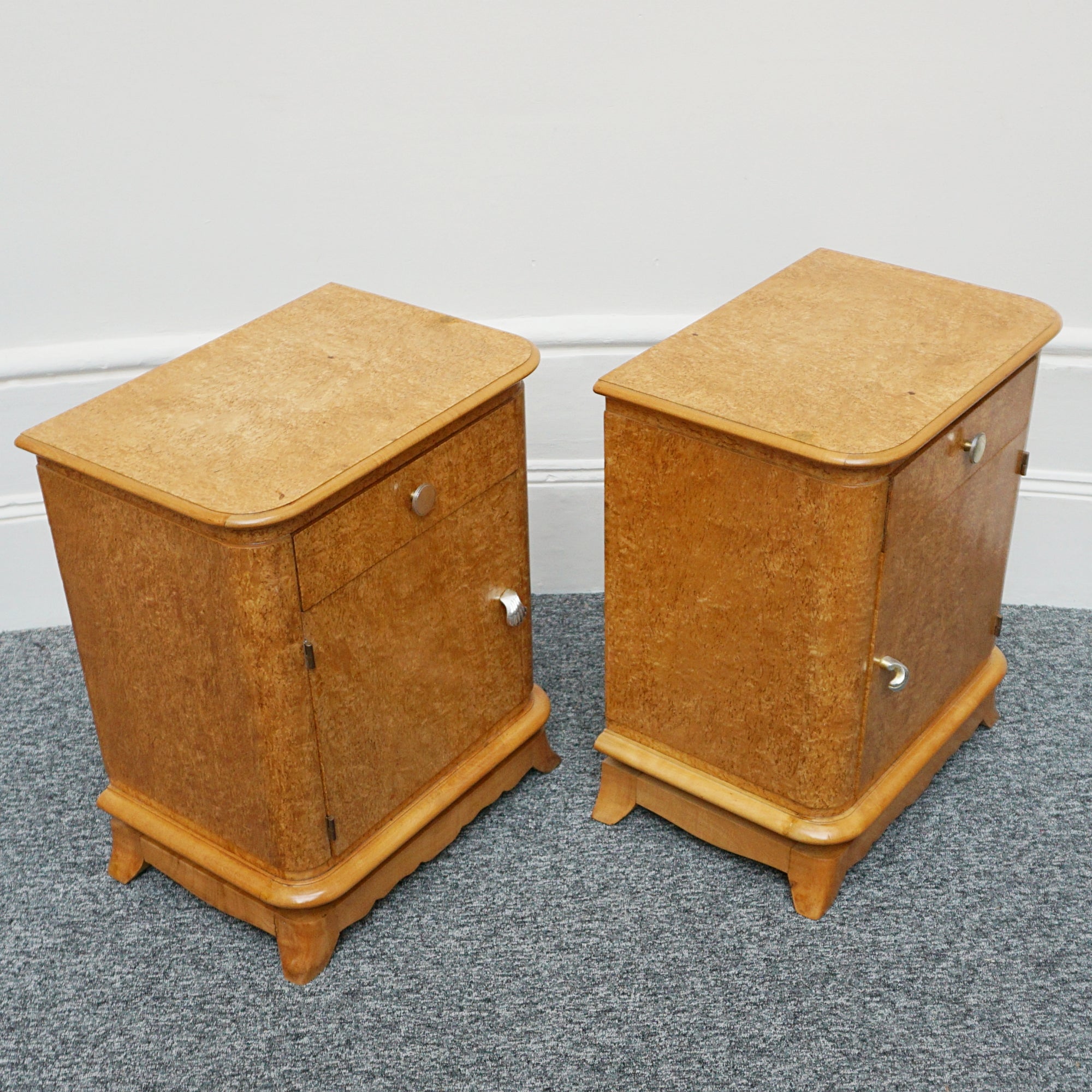 A pair of Art Deco bedside tables. karelian birch, shell design, French curved top table. - Jeroen Markies Art Deco