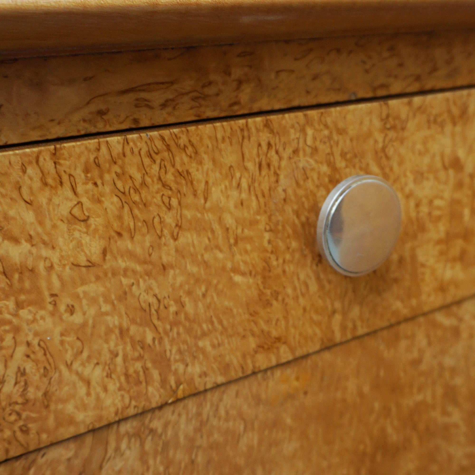 A pair of Art Deco bedside tables. karelian birch, shell design, French curved top table. - Jeroen Markies Art Deco