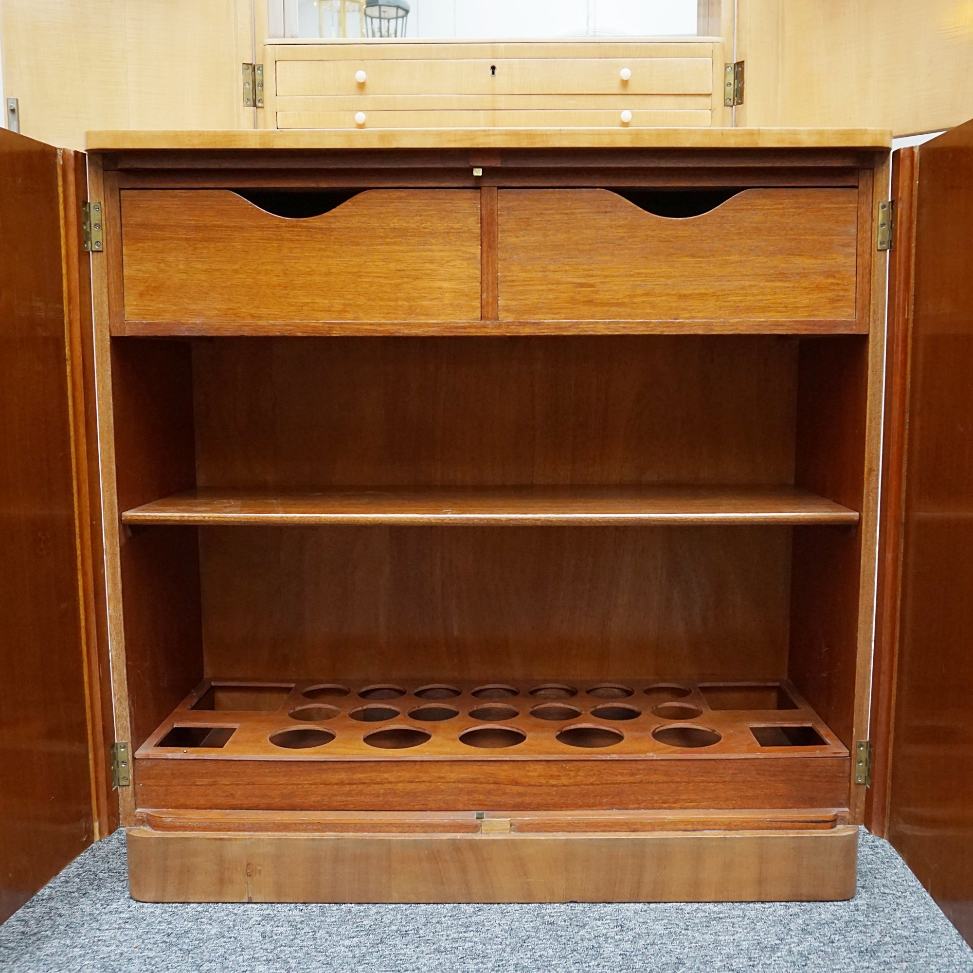 An Art Deco cocktail cabinet by Heal's of London. 1930s cocktail bar. Vintage cocktail cabinet. 1930s, satinwood. - Jeroen Markies Art Deco