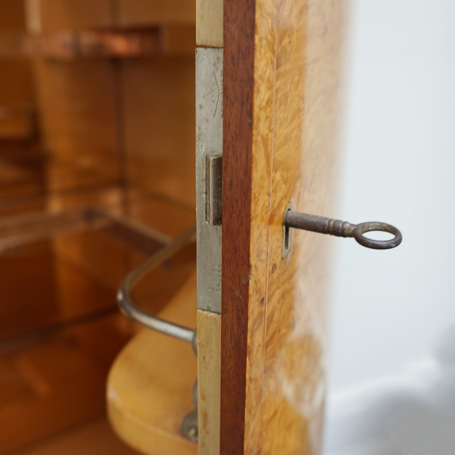 Original English Art Deco Drinks Cabinet by Harry.& Lou Epstein - Jeroen Markies Art Deco