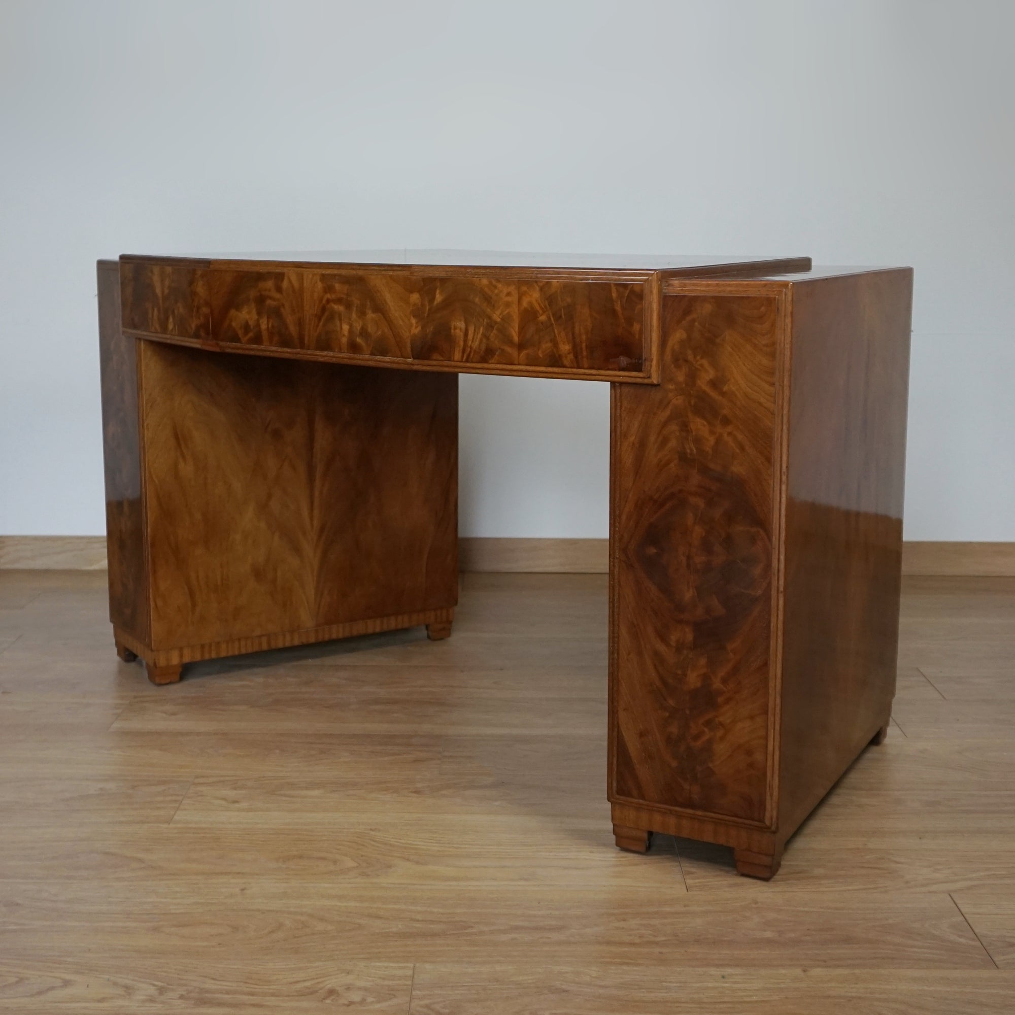 Superb Flame Mahogany Veneered Desk by Heal's of London - Jeroen Markies Art Deco