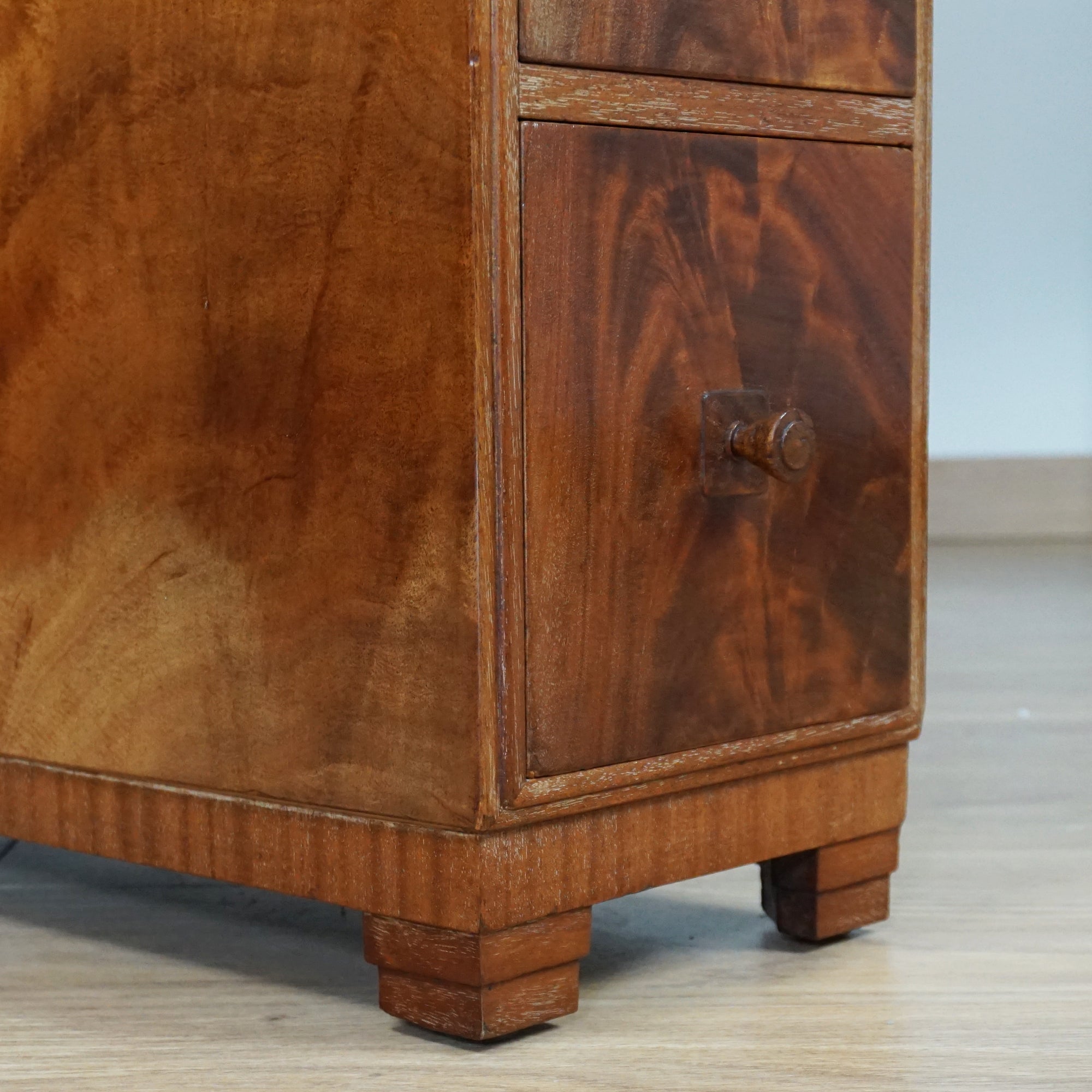 Superb Flame Mahogany Veneered Desk by Heal's of London - Jeroen Markies Art Deco