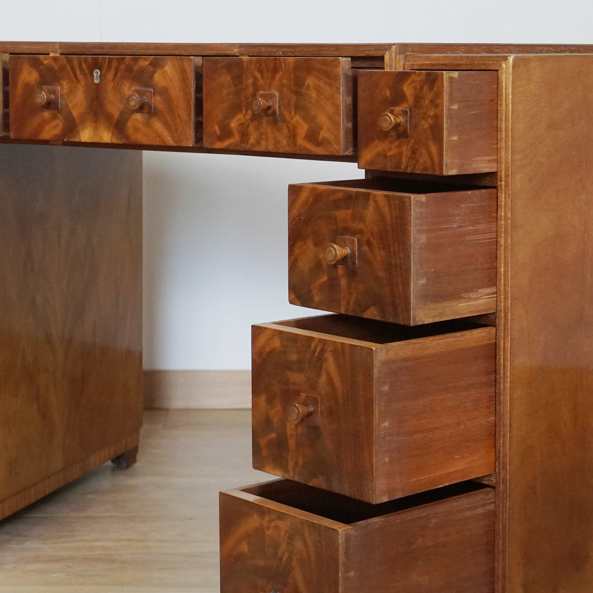 Superb Flame Mahogany Veneered Desk by Heal's of London - Jeroen Markies Art Deco