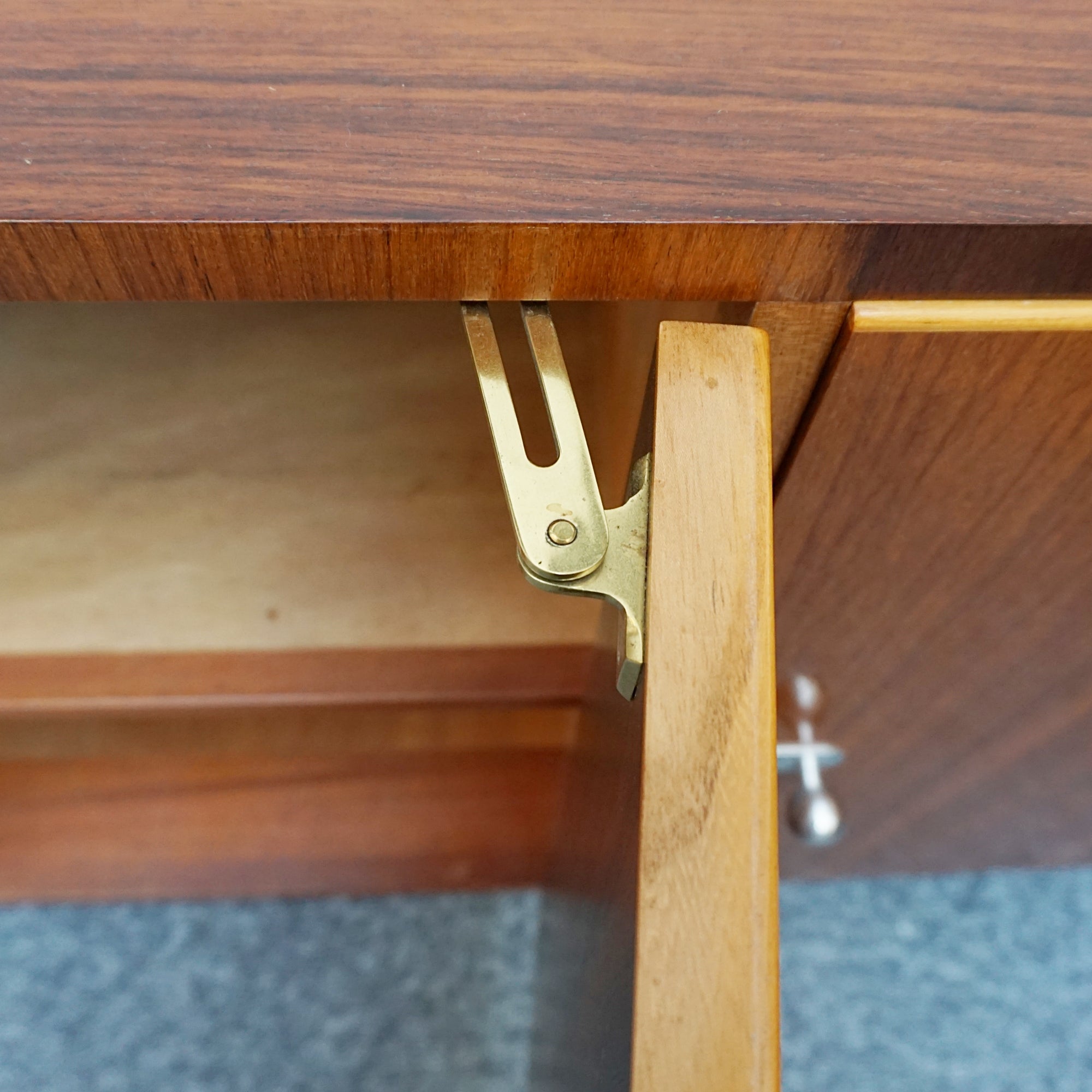 ARt Deco Sideboard by Gordon and Russell. 1930s sideboard. elm wood sideboard. original art deco furniture - Jeroen Markies Art Deco
