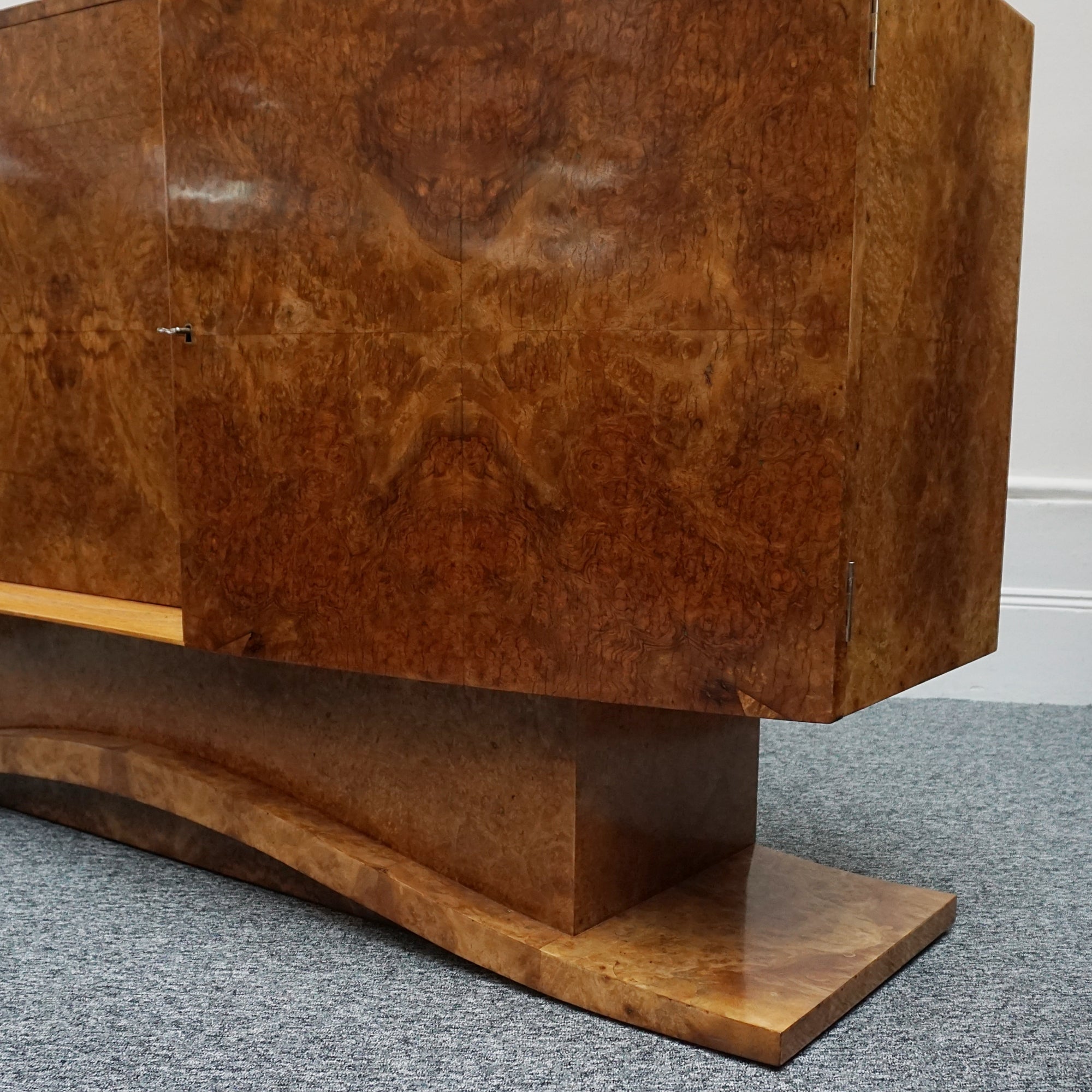 Art Deco 1930's Hille Designer Side Board in Burr Walnut - Jeroen Markies Art Deco