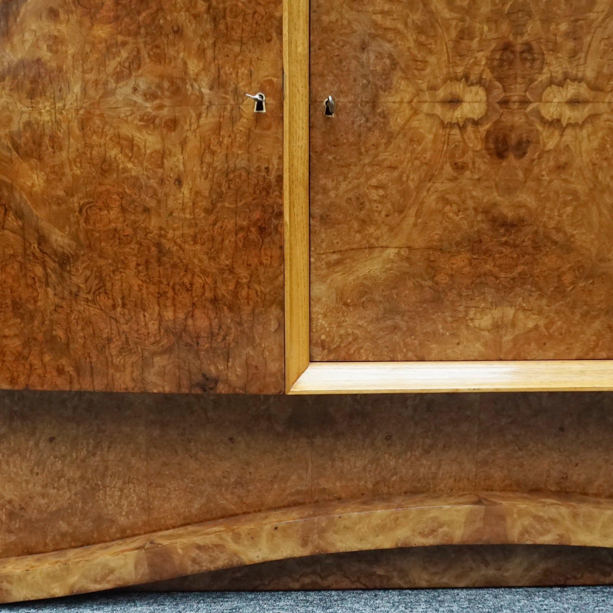 Art Deco 1930's Hille Designer Side Board in Burr Walnut - Jeroen Markies Art Deco