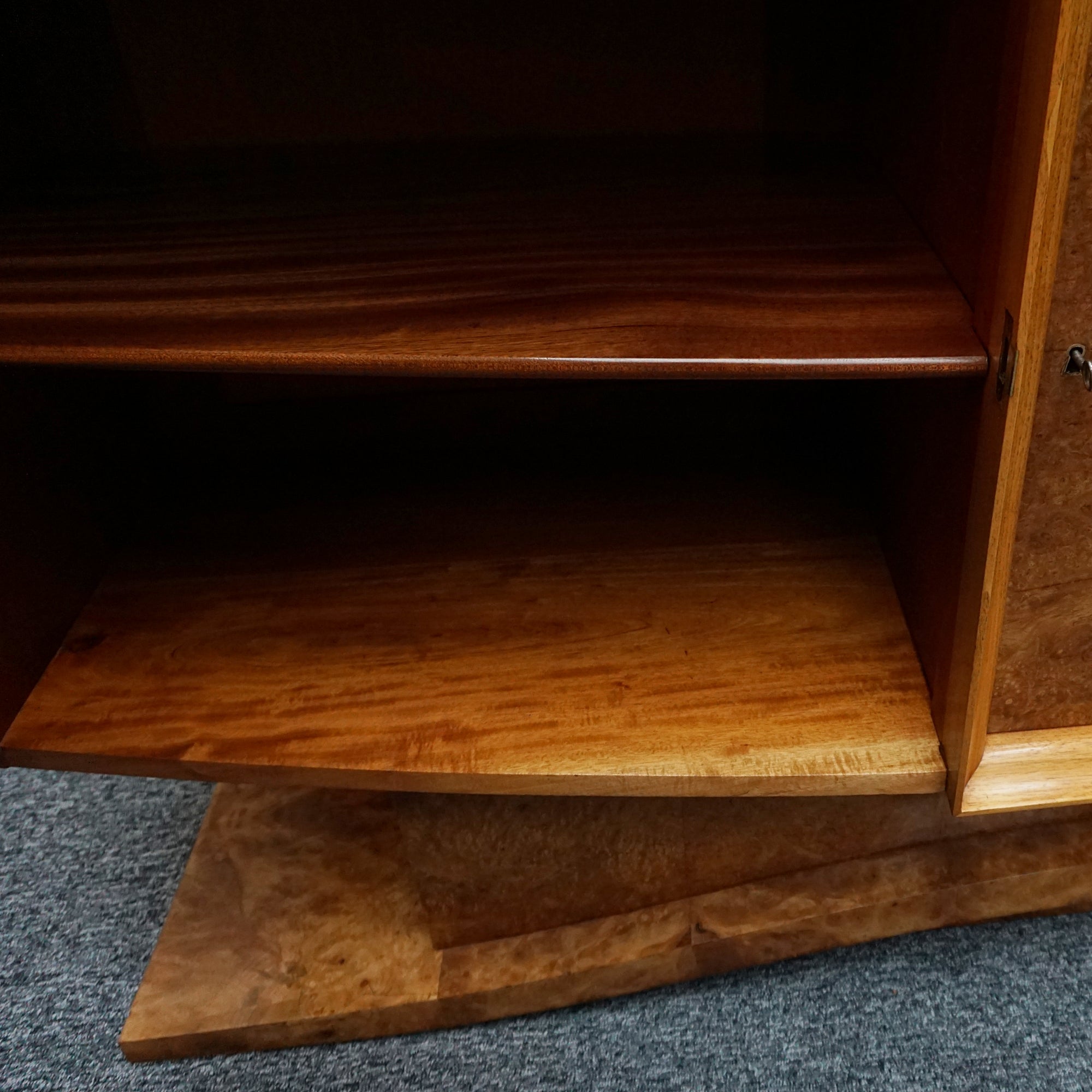 Art Deco 1930's Hille Designer Side Board in Burr Walnut - Jeroen Markies Art Deco