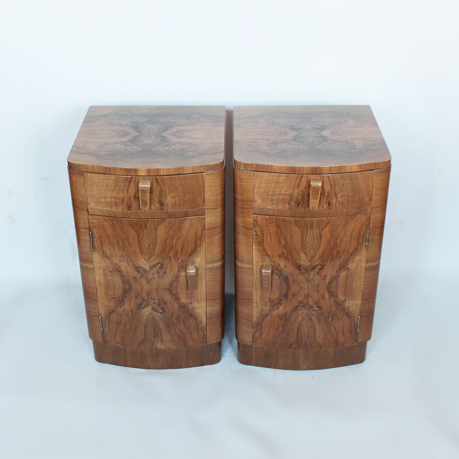 Art Deco bedside cabinet in walnut veneers at Jeroen Markies