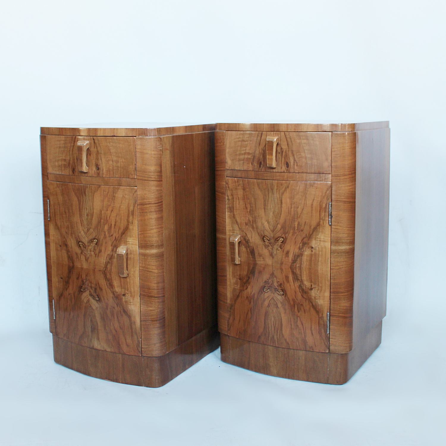 Art Deco bedside cabinet in walnut veneers at Jeroen Markies