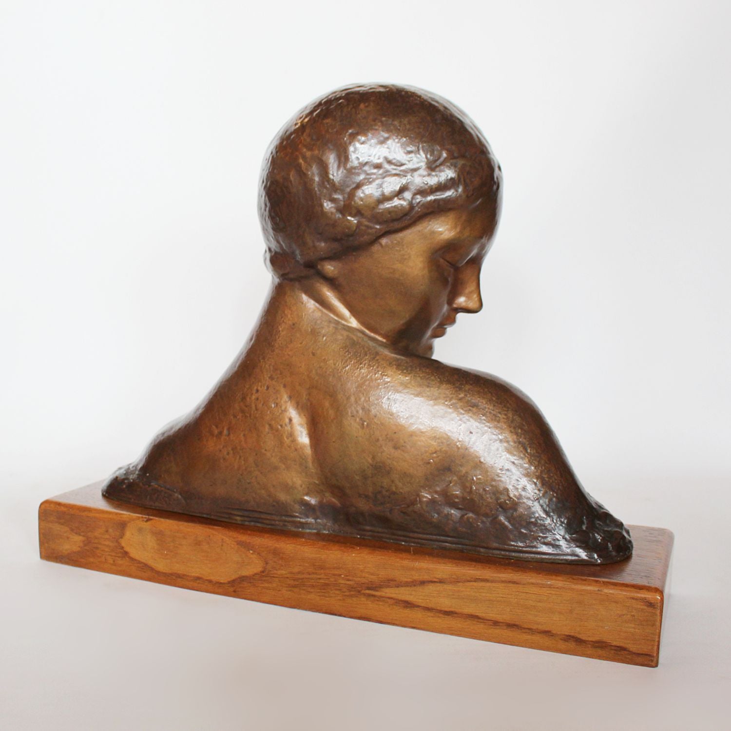 Amadeo Gennarelli Art Deco bronze bust of a young woman set over a wooden plinth at Jeroen Markies