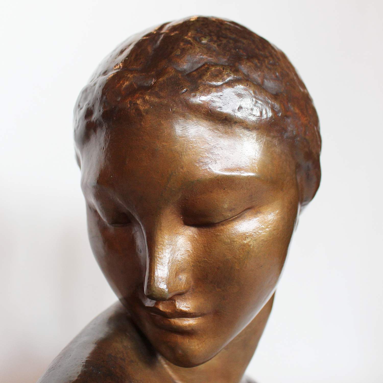 Amadeo Gennarelli Art Deco bronze bust of a young woman set over a wooden plinth at Jeroen Markies