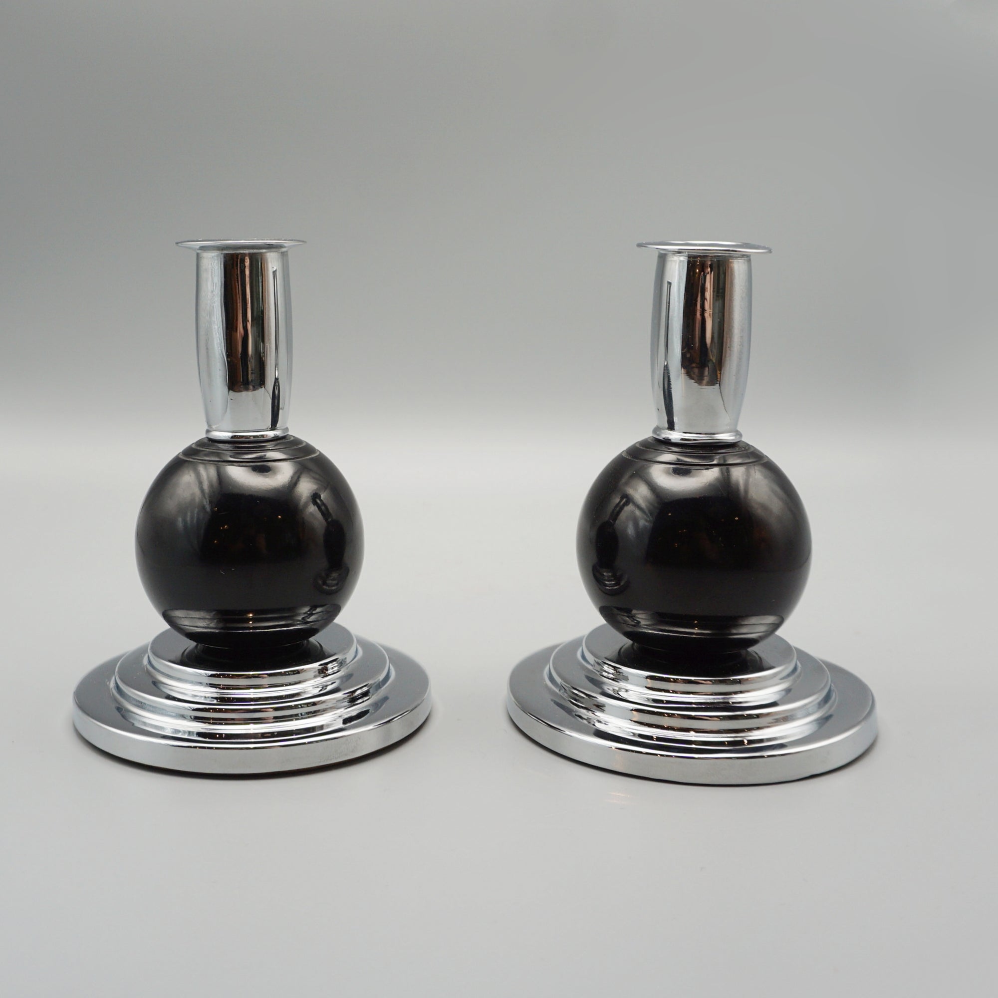 Pair of Art Deco black bakelite  candlesticks. - Jeroen Markies Art Deco 
