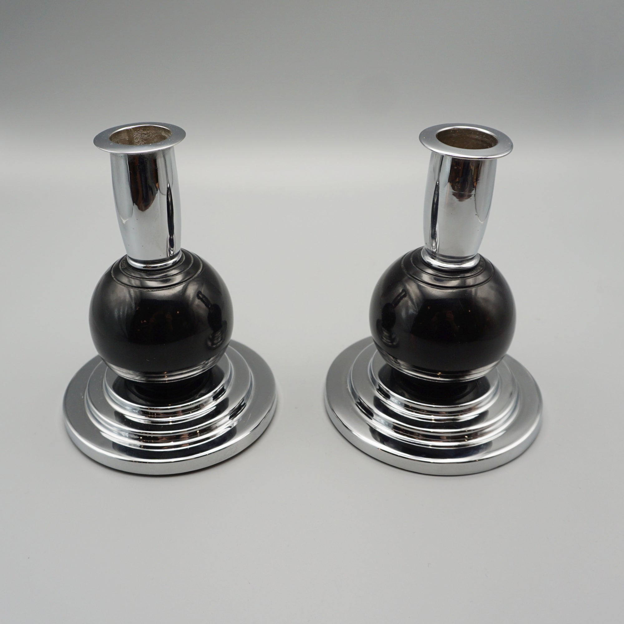 Pair of Art Deco black bakelite  candlesticks. - Jeroen Markies Art Deco 
