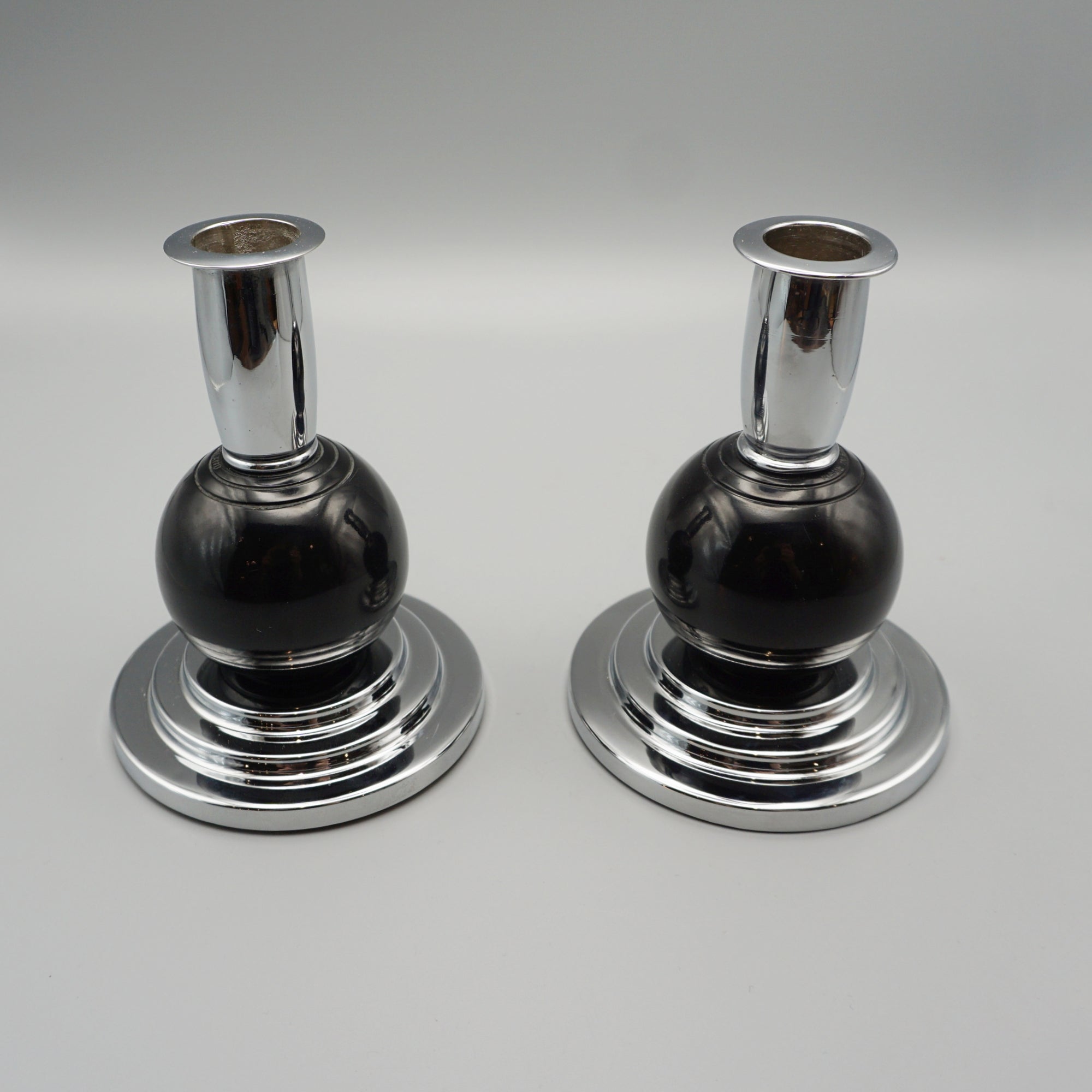 Pair of Art Deco black bakelite  candlesticks. - Jeroen Markies Art Deco 
