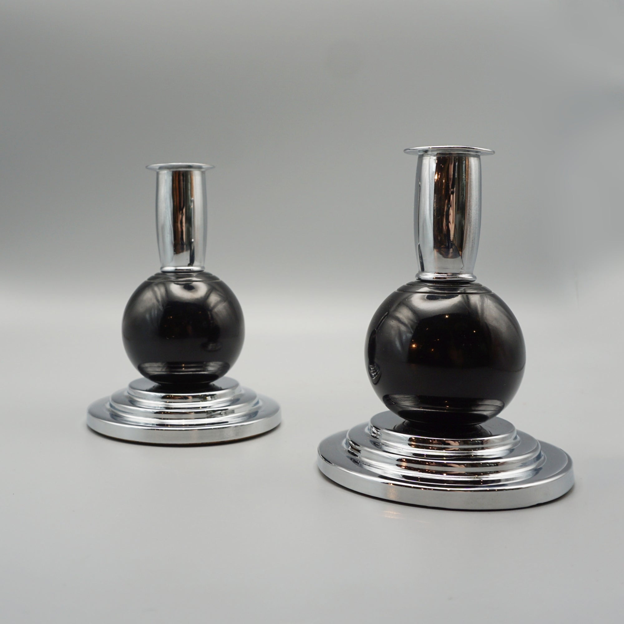 Pair of Art Deco black bakelite  candlesticks. - Jeroen Markies Art Deco 
