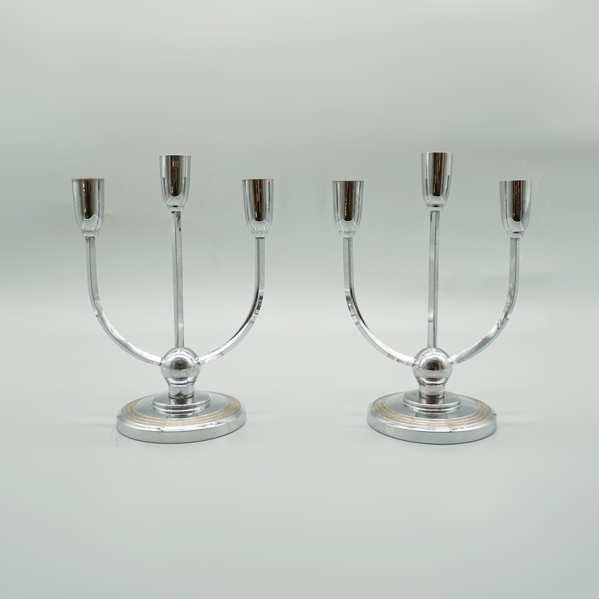 A pair of Mid-century chromed metal candelabrums&nbsp; set over a circular base - Jeroen Markies Art Deco 
