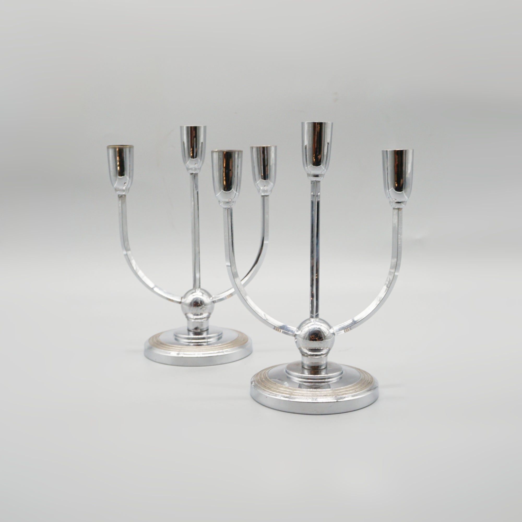 A pair of Mid-century chromed metal candelabrums&nbsp; set over a circular base - Jeroen Markies Art Deco 