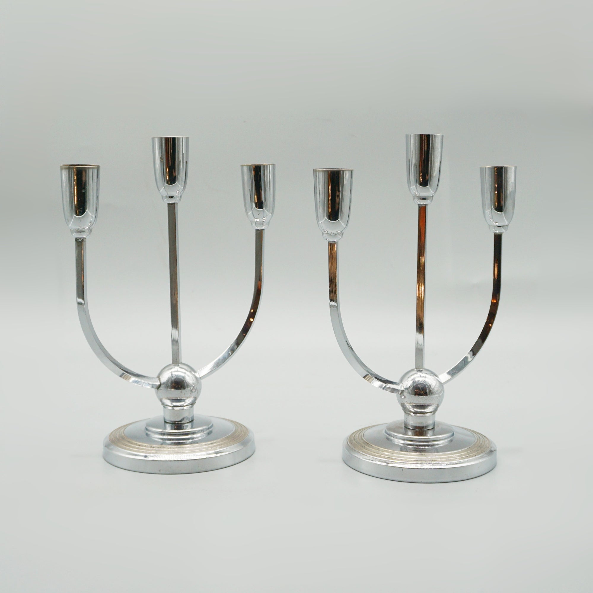 A pair of Mid-century chromed metal candelabrums&nbsp; set over a circular base - Jeroen Markies Art Deco 