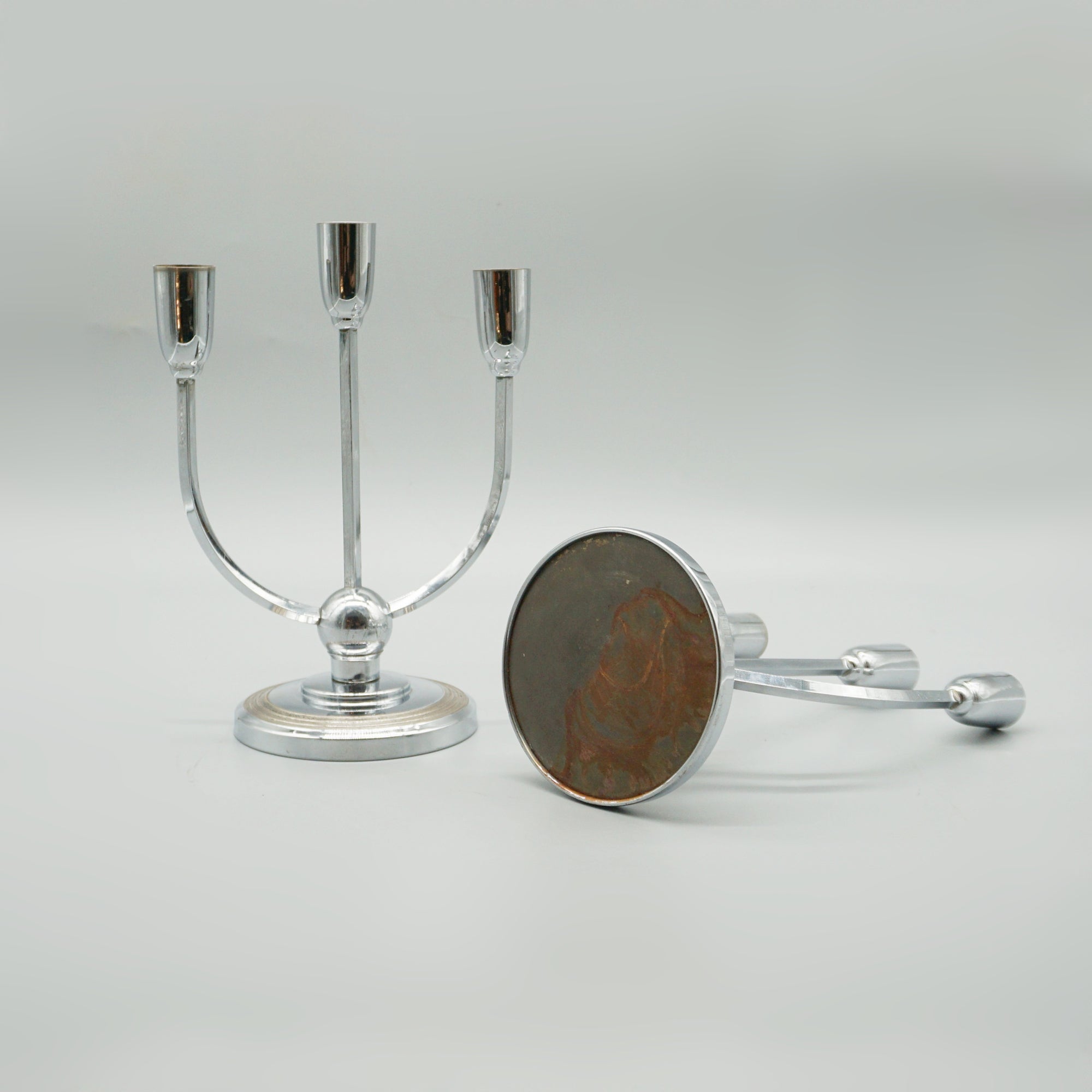 A pair of Mid-century chromed metal candelabrums&nbsp; set over a circular base - Jeroen Markies Art Deco 