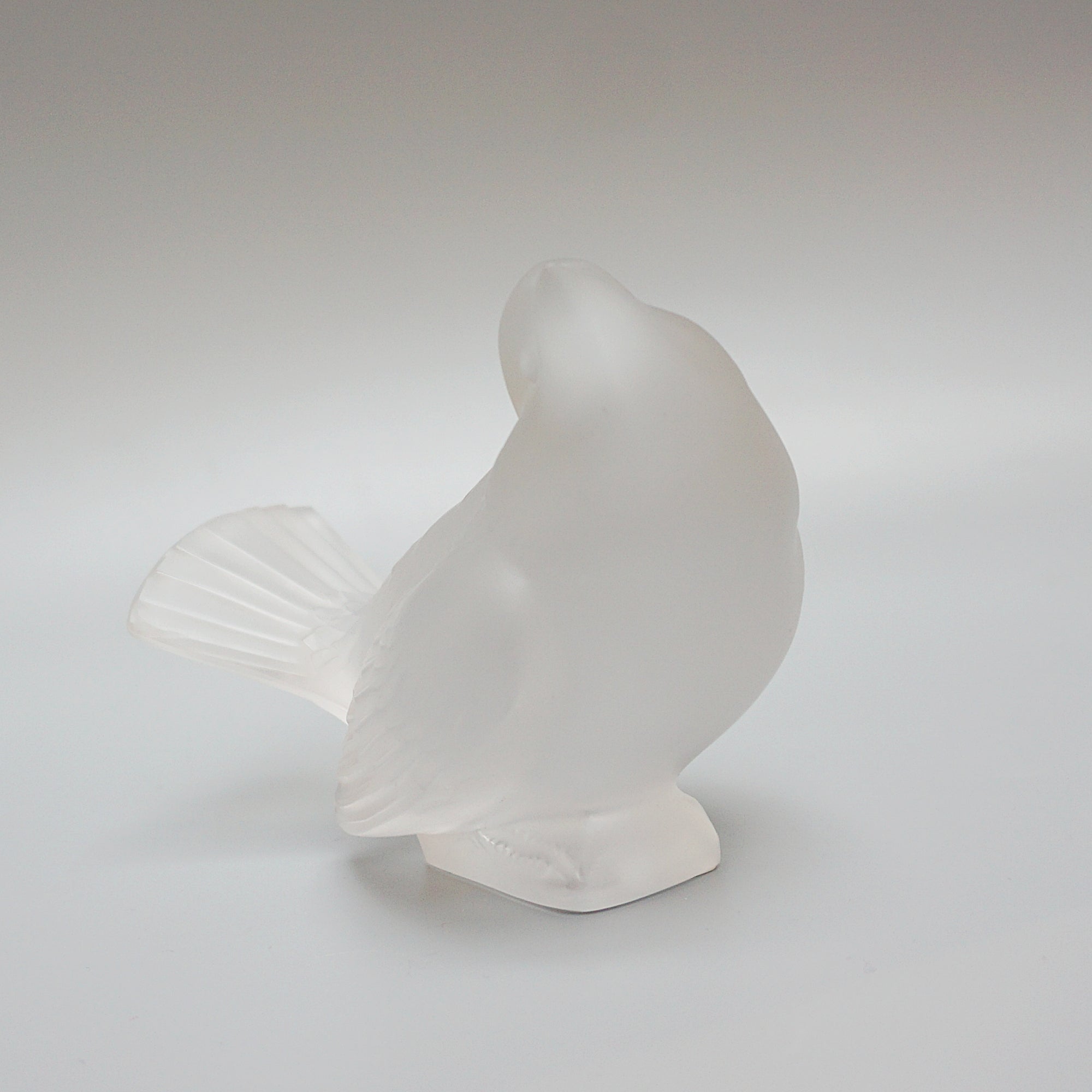 'Moineau Moquer' Marc Lalique Glass Paperweight - Jeroen Markies Art Deco