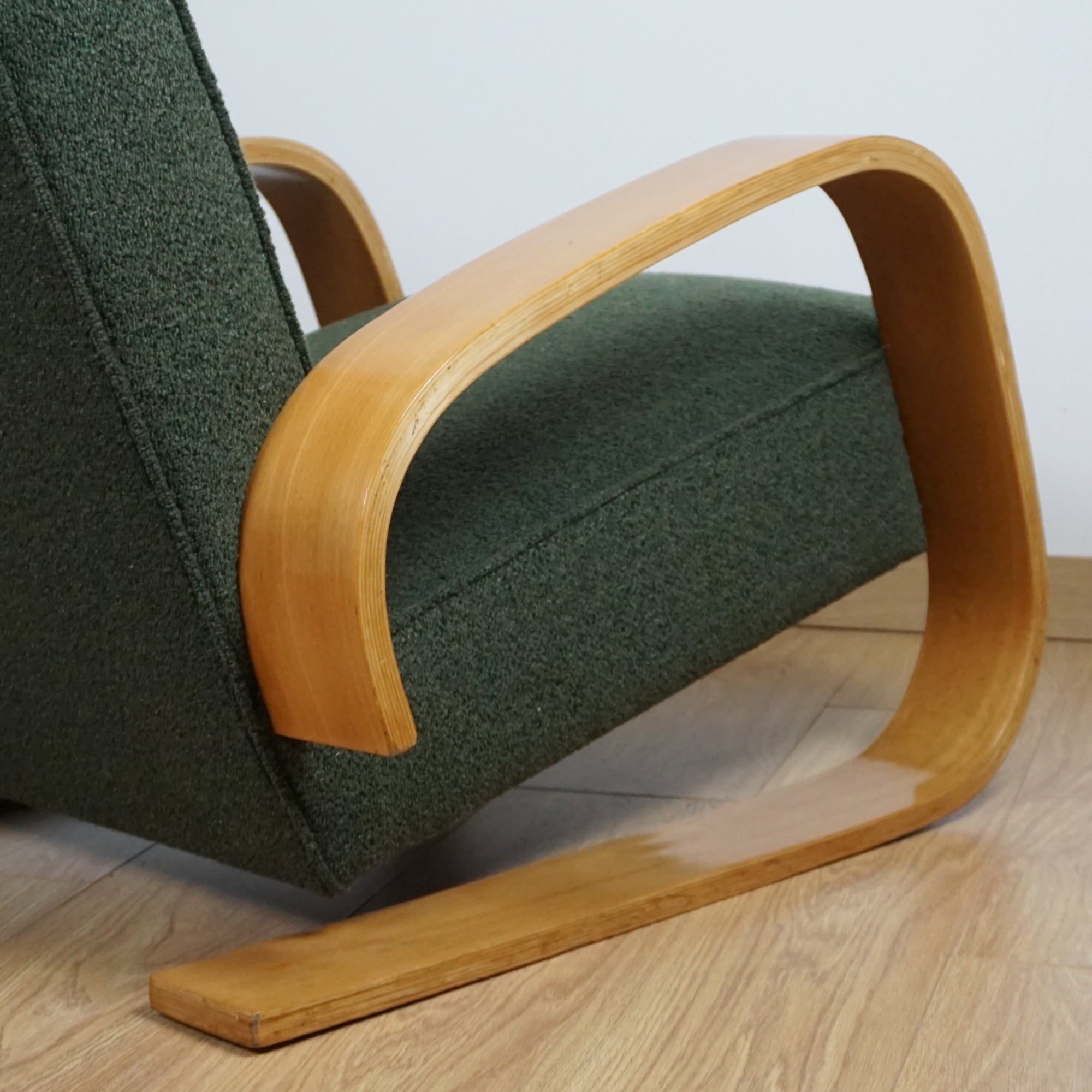A Pair of 'Tank Chairs 400' by Alvar Aalto