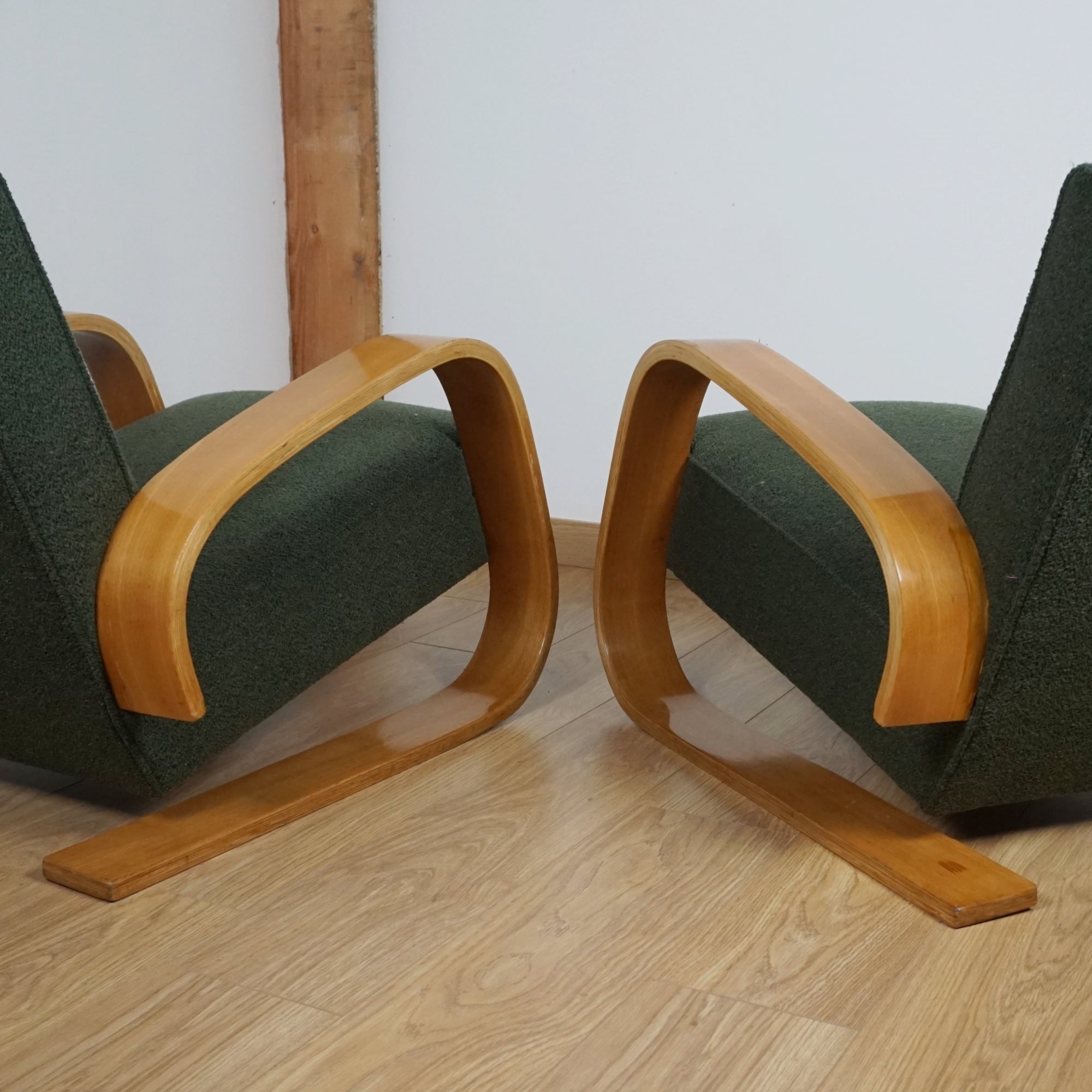 A Pair of 'Tank Chairs 400' by Alvar Aalto