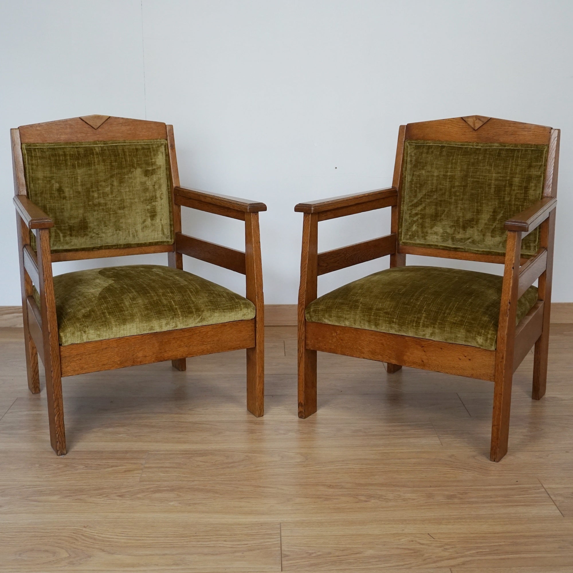 A Pair of Arts & Crafts Oak Armchairs - Jeroen Markies Art Deco