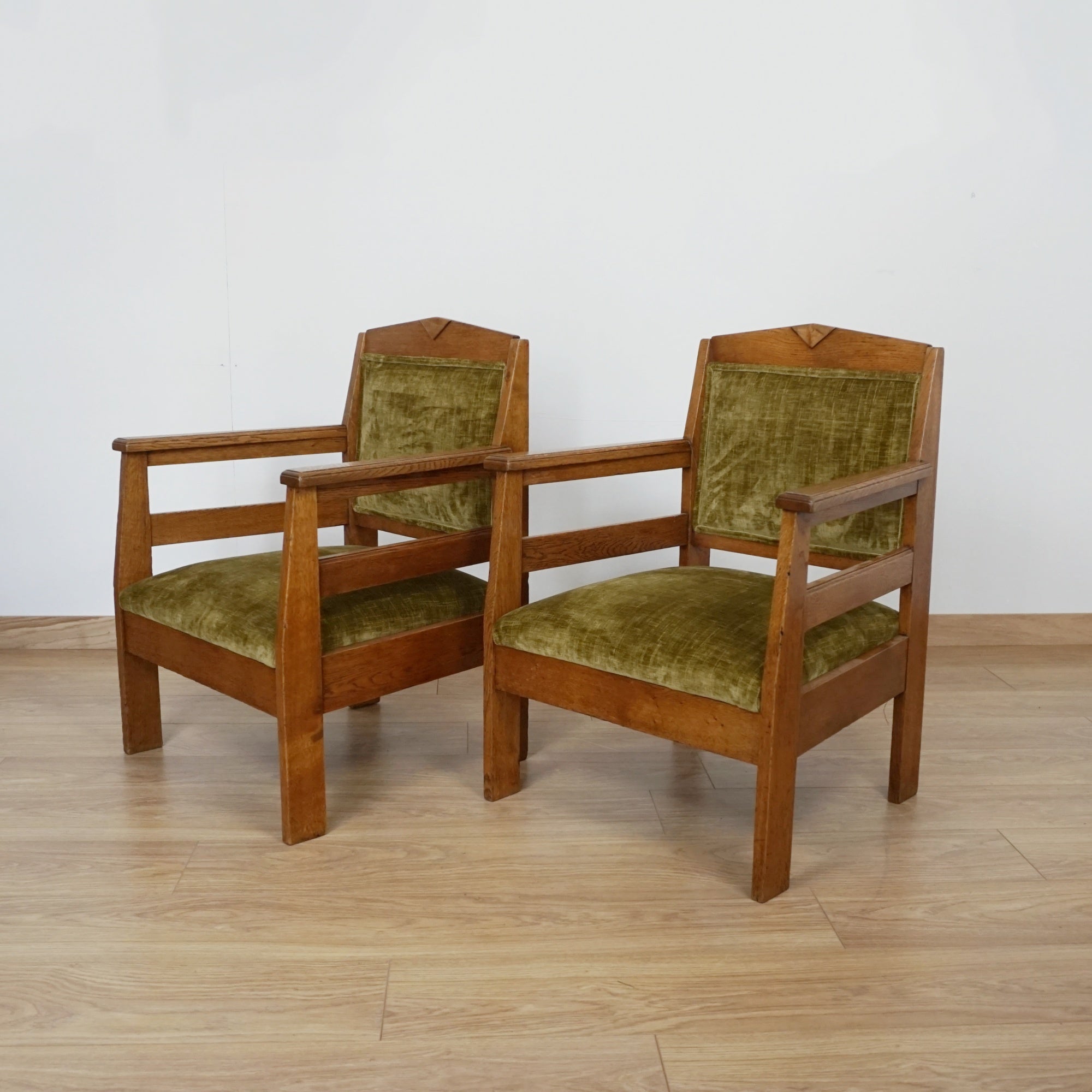 A Pair of Arts & Crafts Oak Armchairs - Jeroen Markies Art Deco