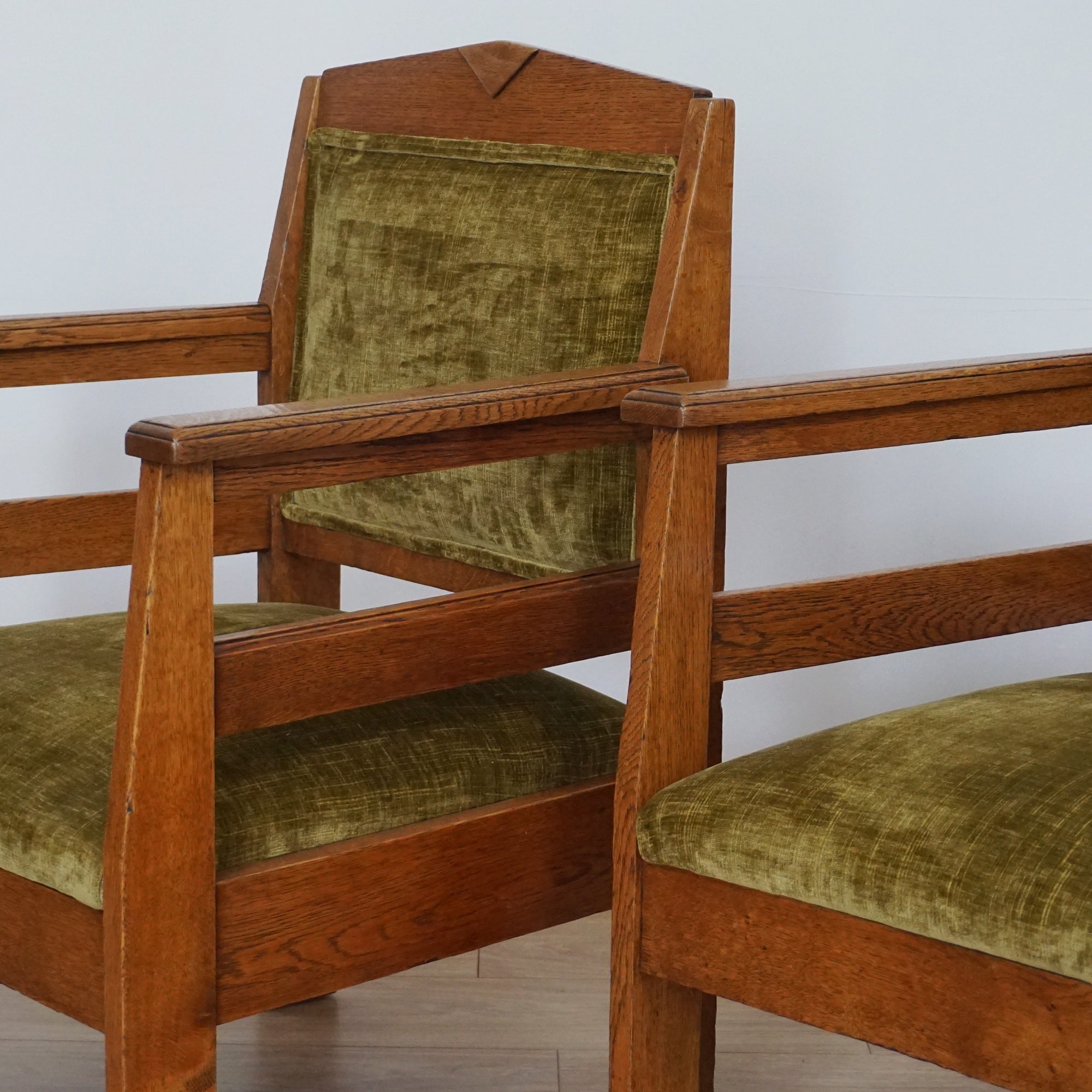 A Pair of Arts & Crafts Oak Armchairs - Jeroen Markies Art Deco