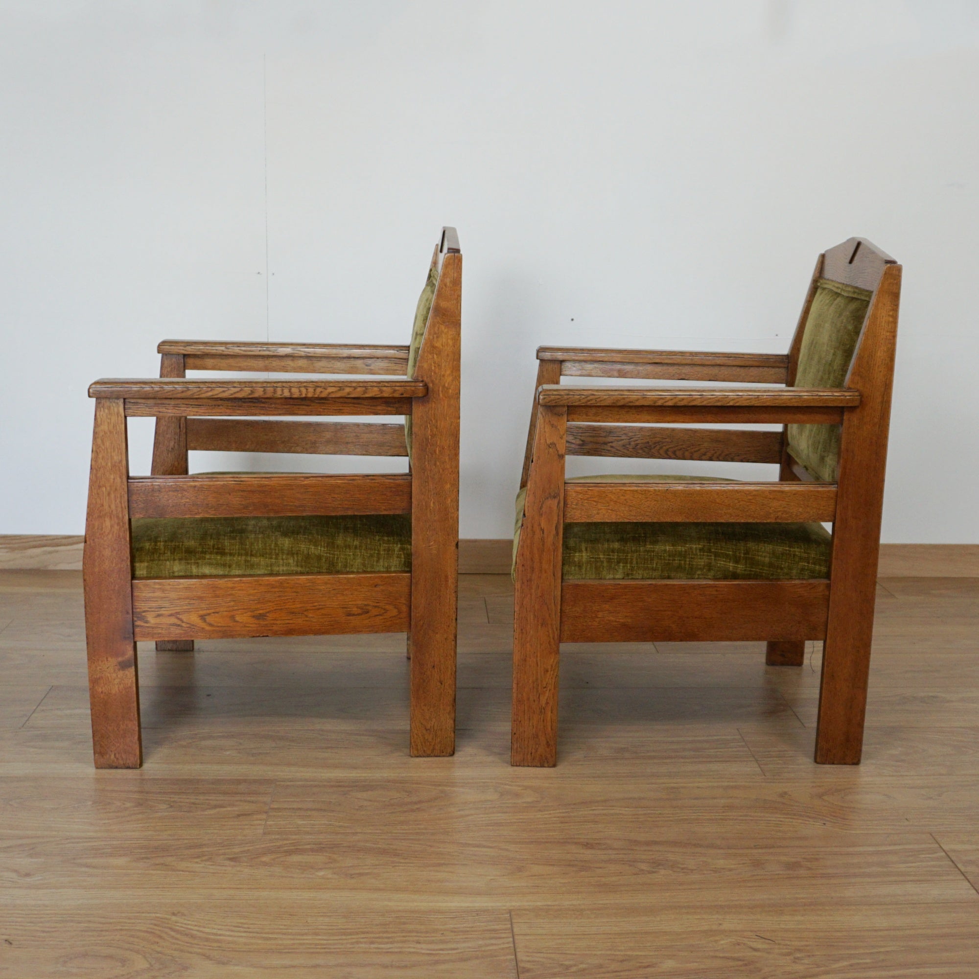 A Pair of Arts & Crafts Oak Armchairs - Jeroen Markies Art Deco