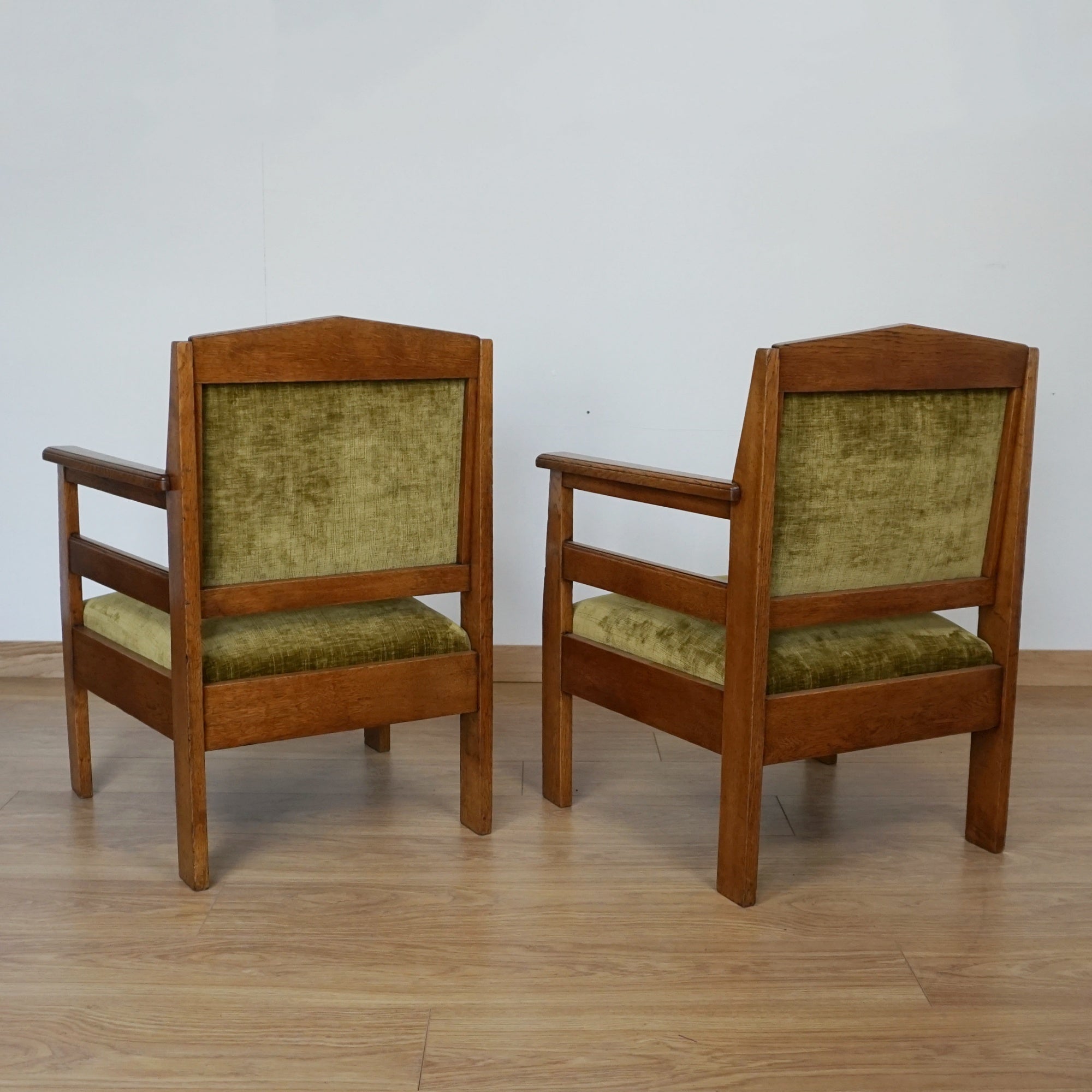 A Pair of Arts & Crafts Oak Armchairs - Jeroen Markies Art Deco