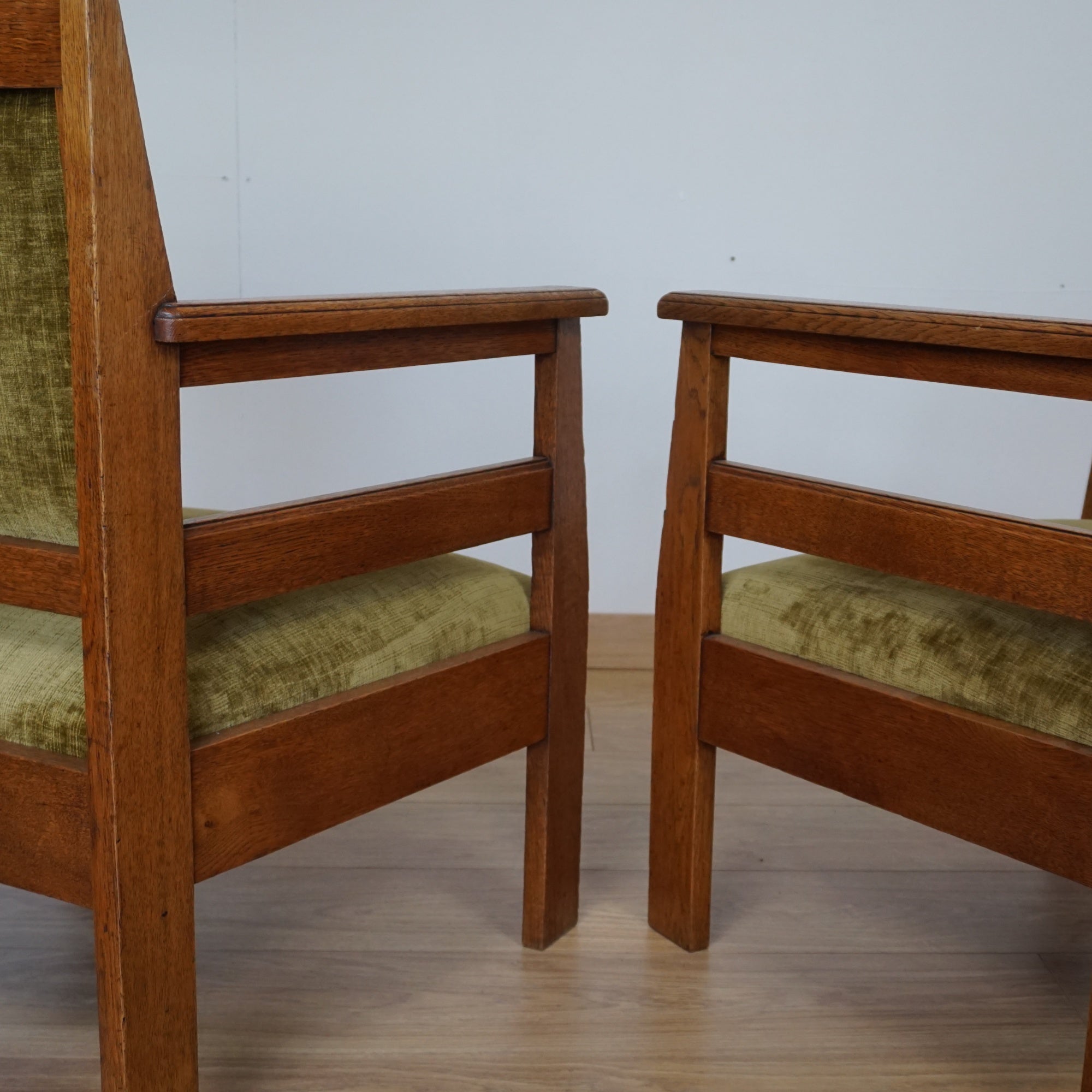 A Pair of Arts & Crafts Oak Armchairs - Jeroen Markies Art Deco