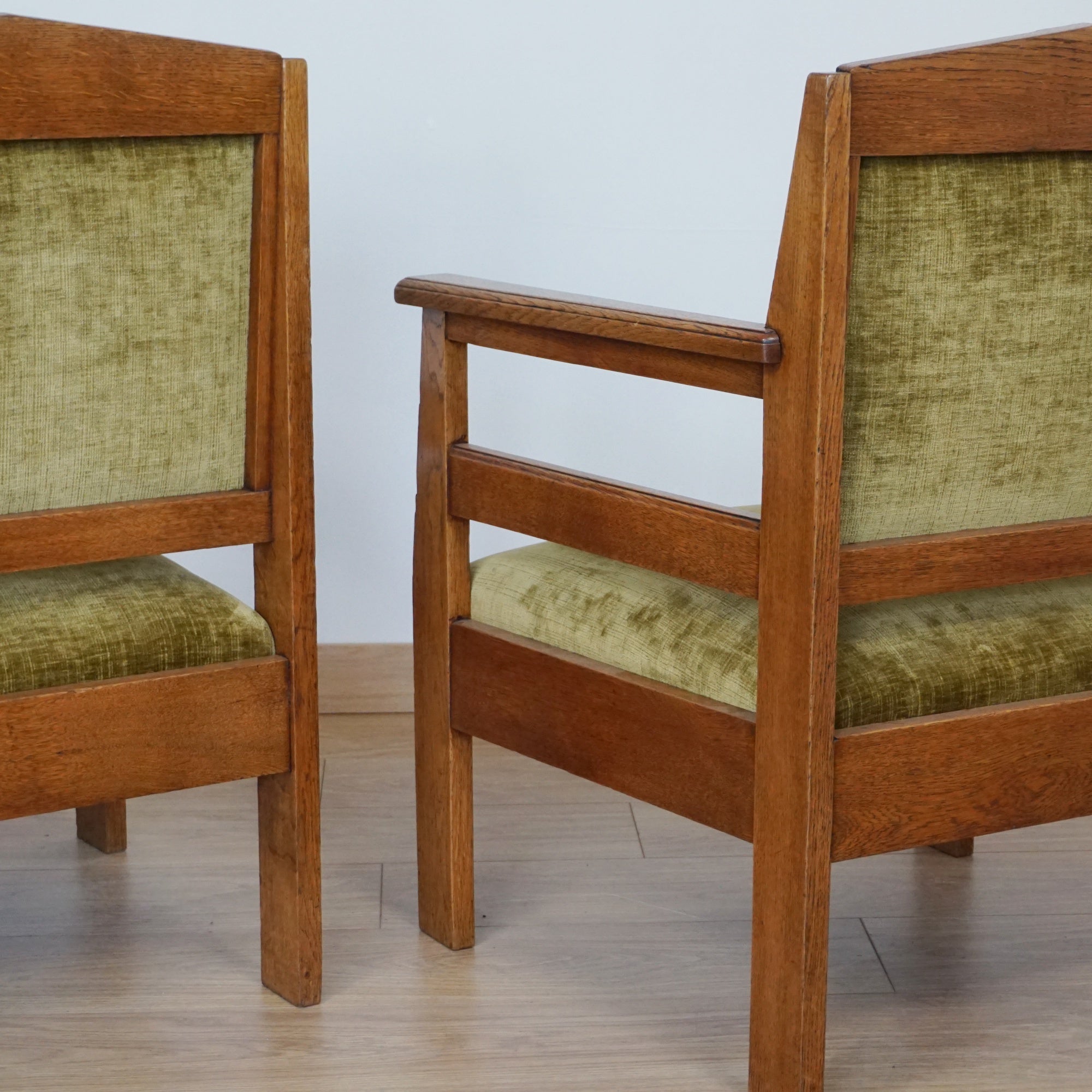 A Pair of Arts & Crafts Oak Armchairs - Jeroen Markies Art Deco