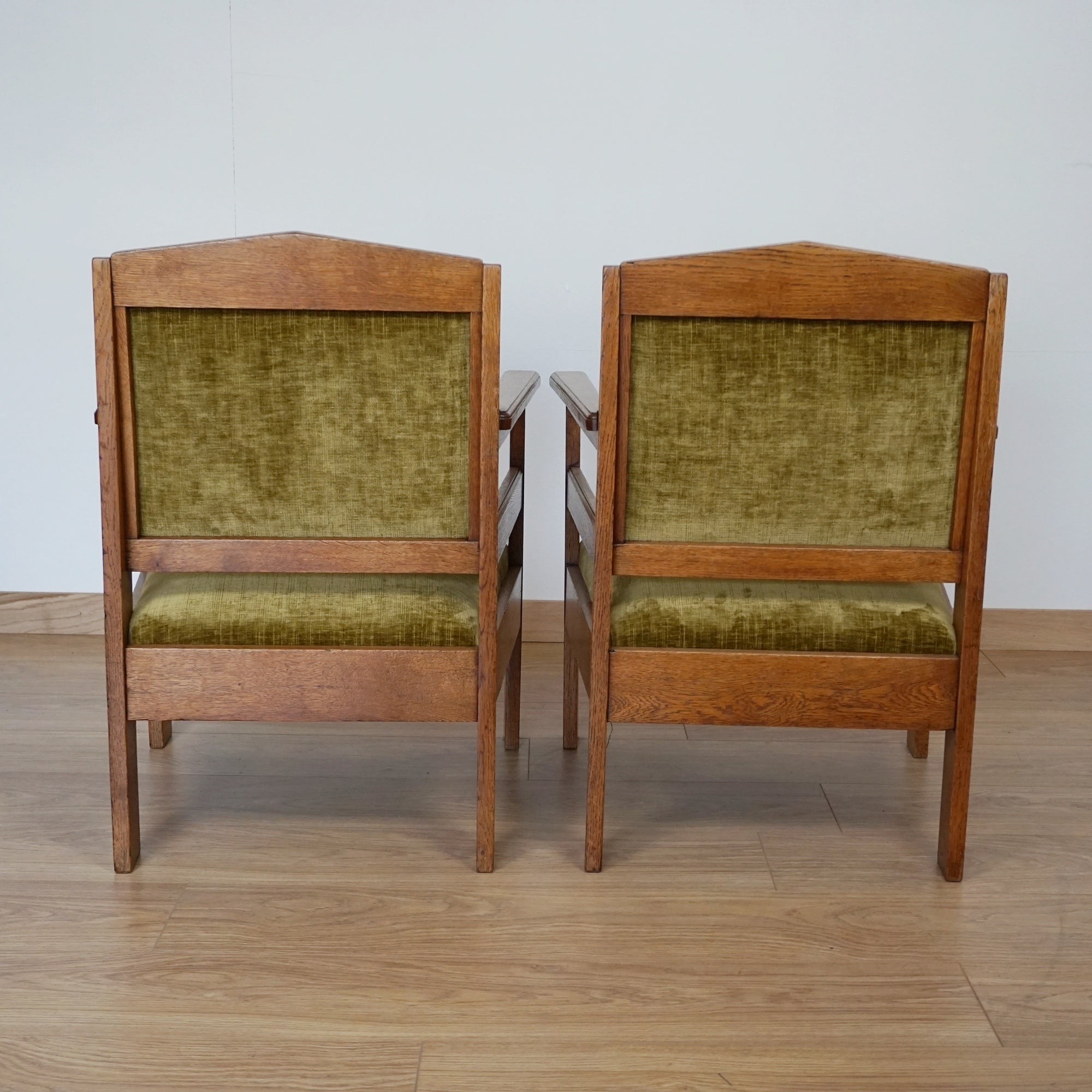 A Pair of Arts & Crafts Oak Armchairs - Jeroen Markies Art Deco