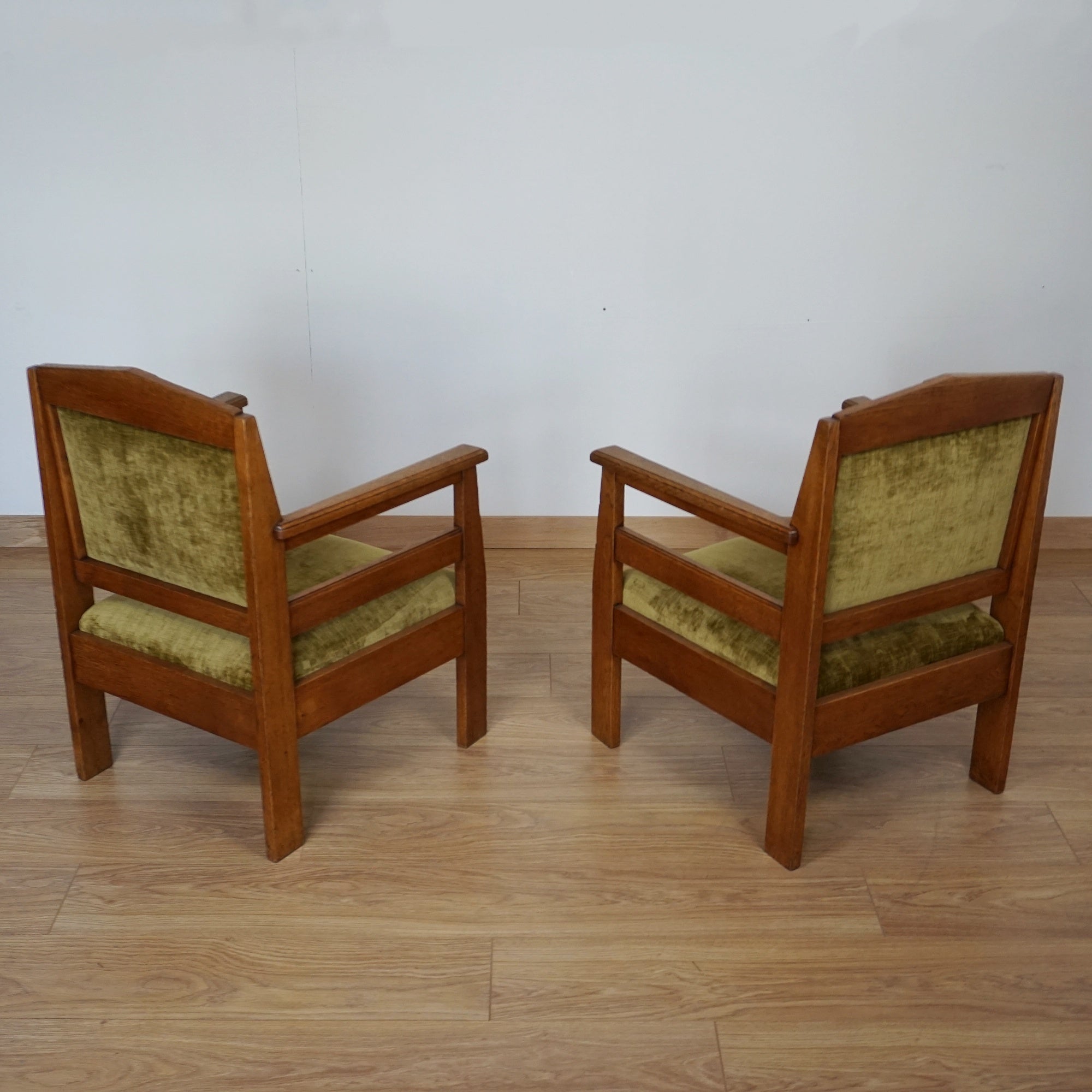 A Pair of Arts & Crafts Oak Armchairs - Jeroen Markies Art Deco