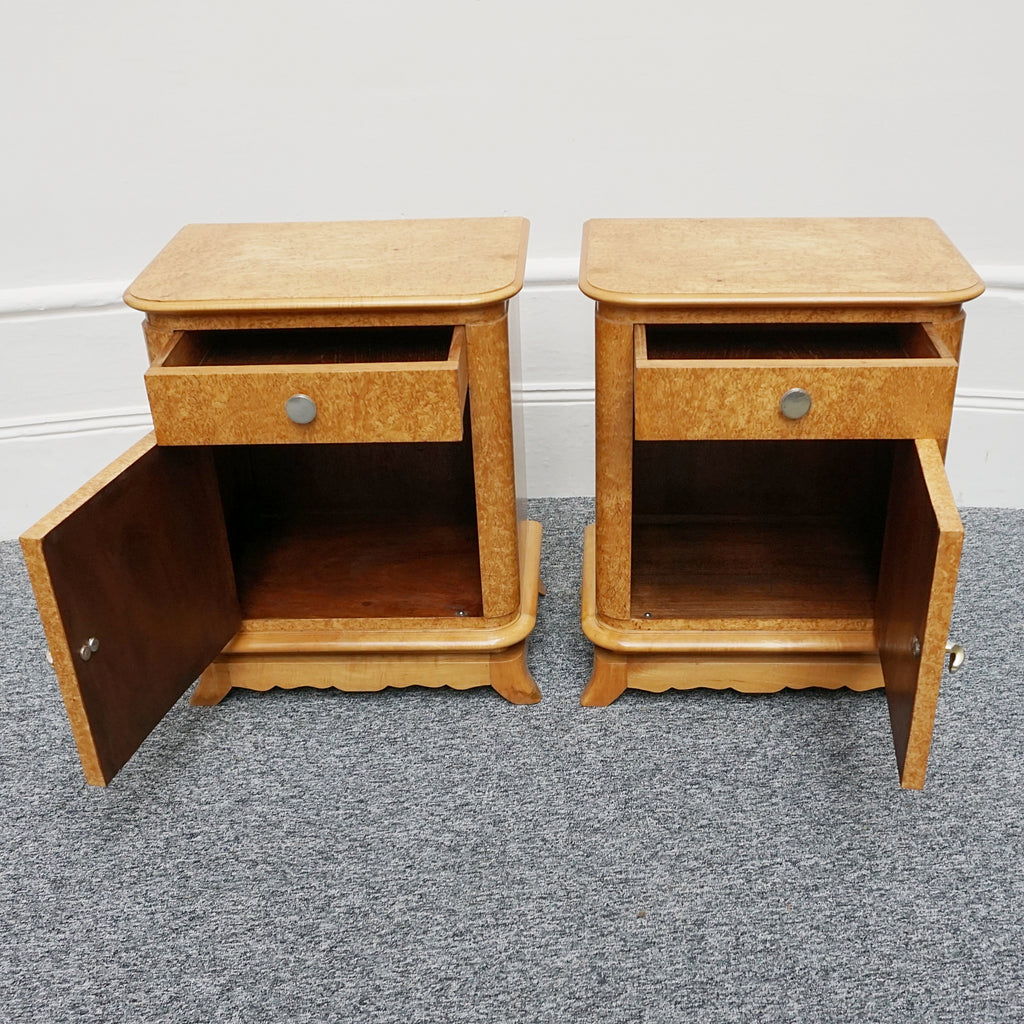 A pair of Art Deco bedside tables. karelian birch, shell design, French curved top table. - Jeroen Markies Art Deco