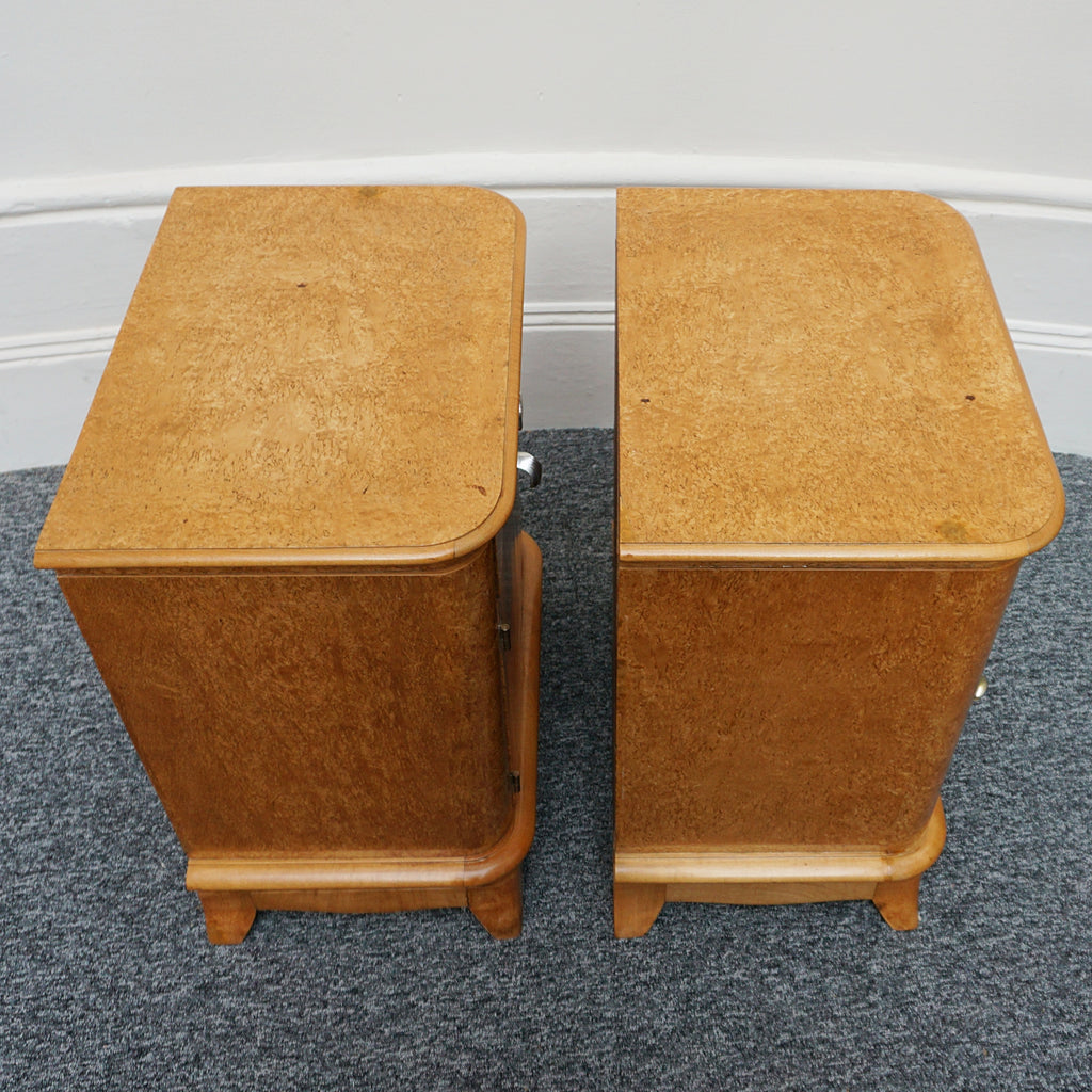 A pair of Art Deco bedside tables. karelian birch, shell design, French curved top table. - Jeroen Markies Art Deco