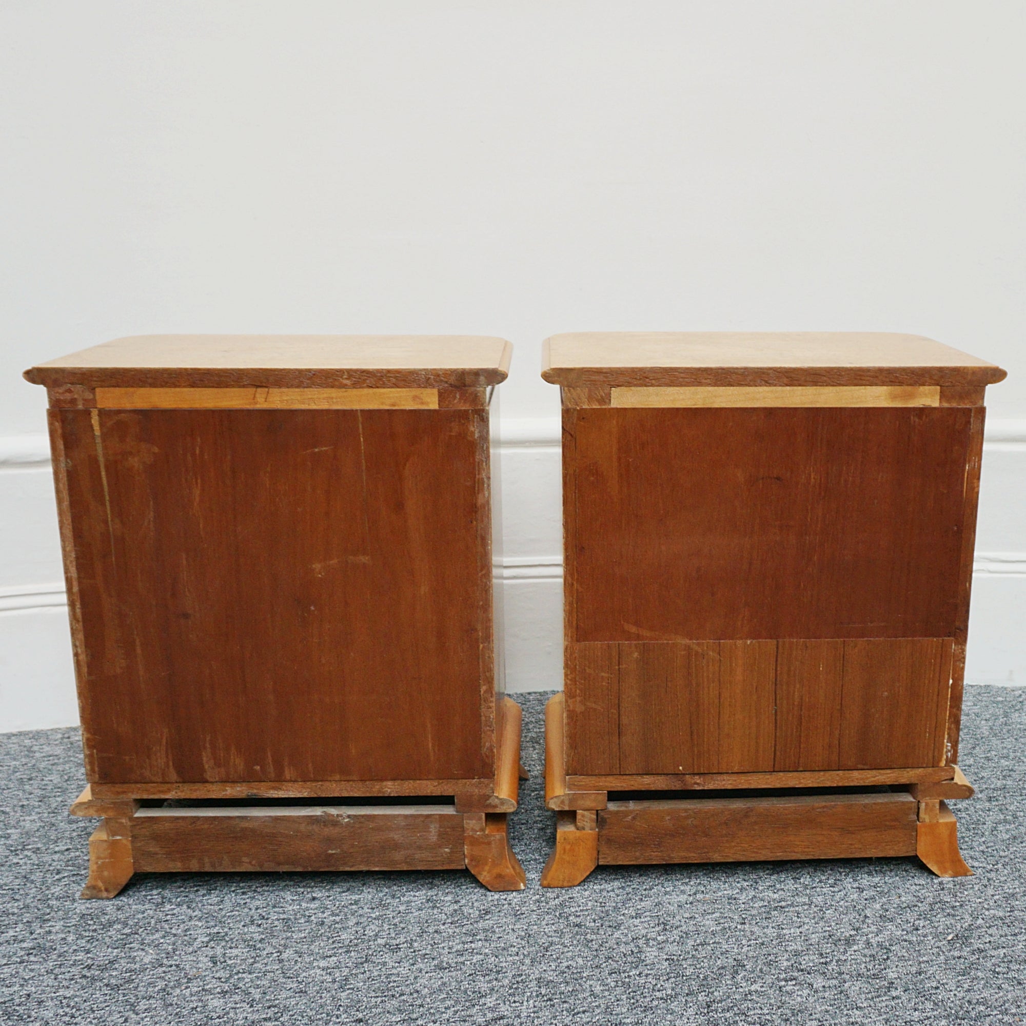 A pair of Art Deco bedside tables. karelian birch, shell design, French curved top table. - Jeroen Markies Art Deco