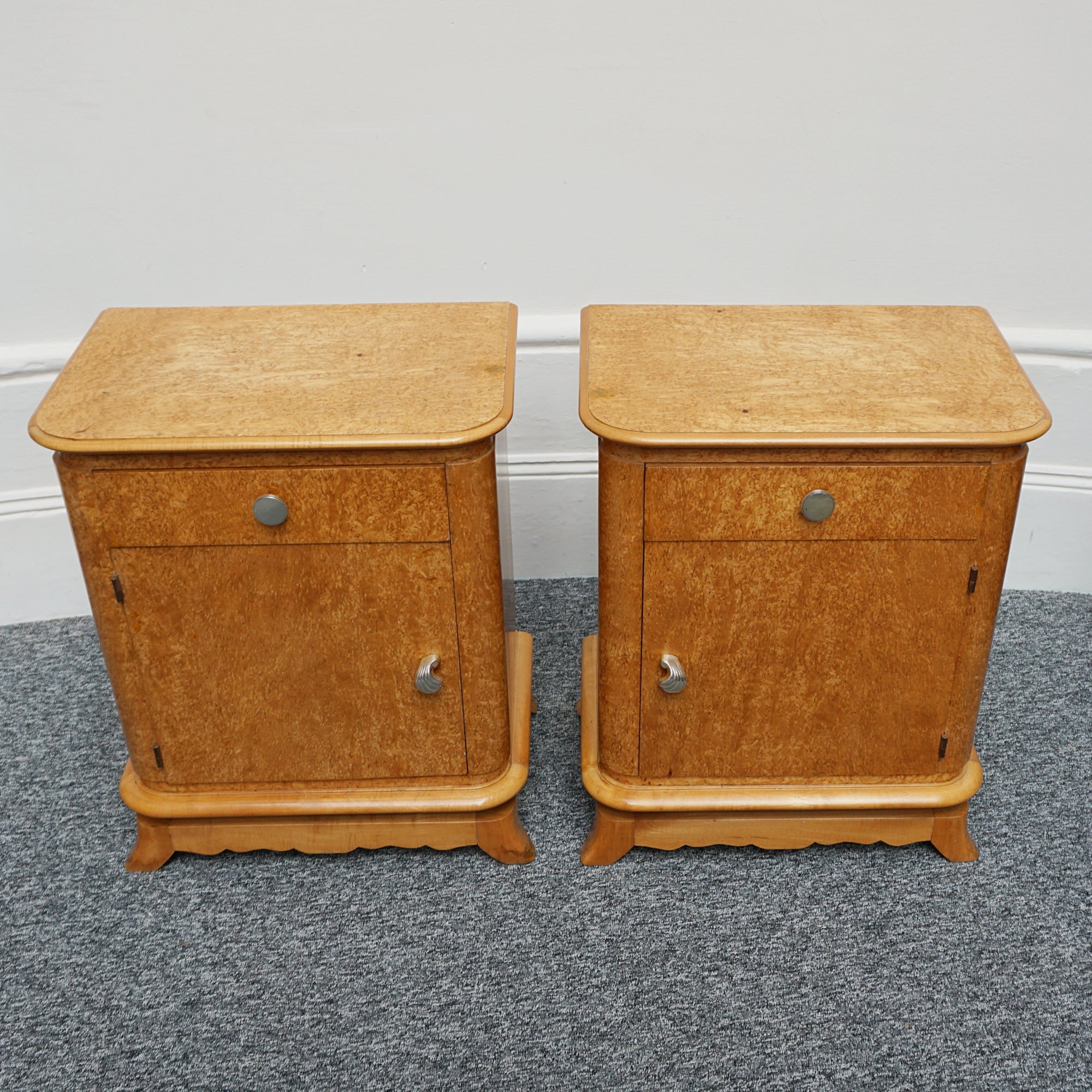 A pair of Art Deco bedside tables. karelian birch, shell design, French curved top table. - Jeroen Markies Art Deco