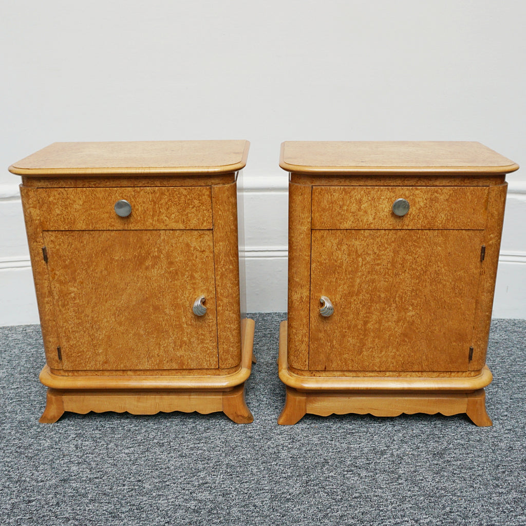 A pair of Art Deco bedside tables. karelian birch, shell design, French curved top table. - Jeroen Markies Art Deco