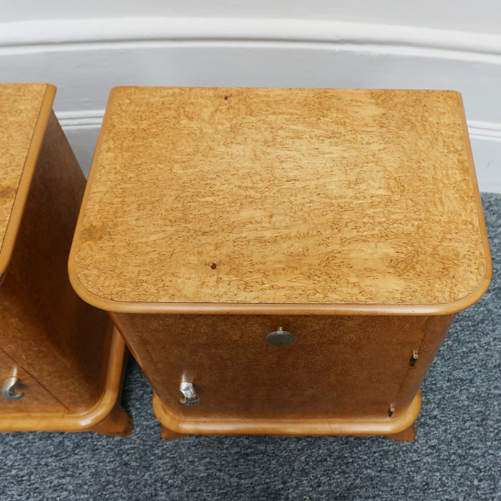 A pair of Art Deco bedside tables. karelian birch, shell design, French curved top table. - Jeroen Markies Art Deco