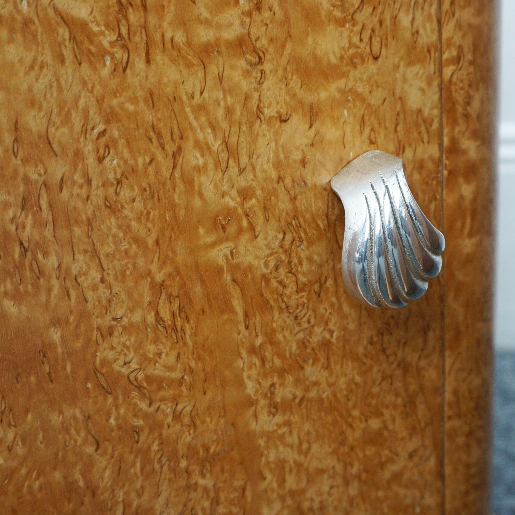 A pair of Art Deco bedside tables. karelian birch, shell design, French curved top table. - Jeroen Markies Art Deco