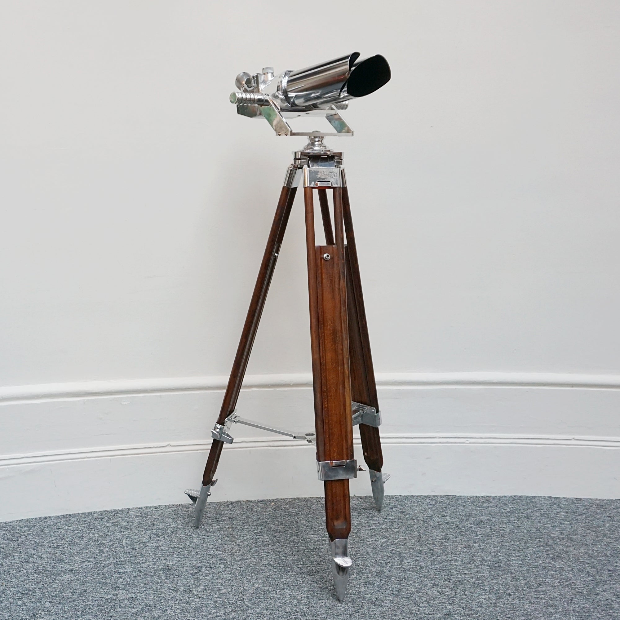 10X80 chrome marine binoculars by Leica. Set over a later extending wood and chromed metal stand with angular chromed feet. Mid Century Naval Equipment. War ship accessory . WW2 Binoculars - Jeroen Markies Art Deco 