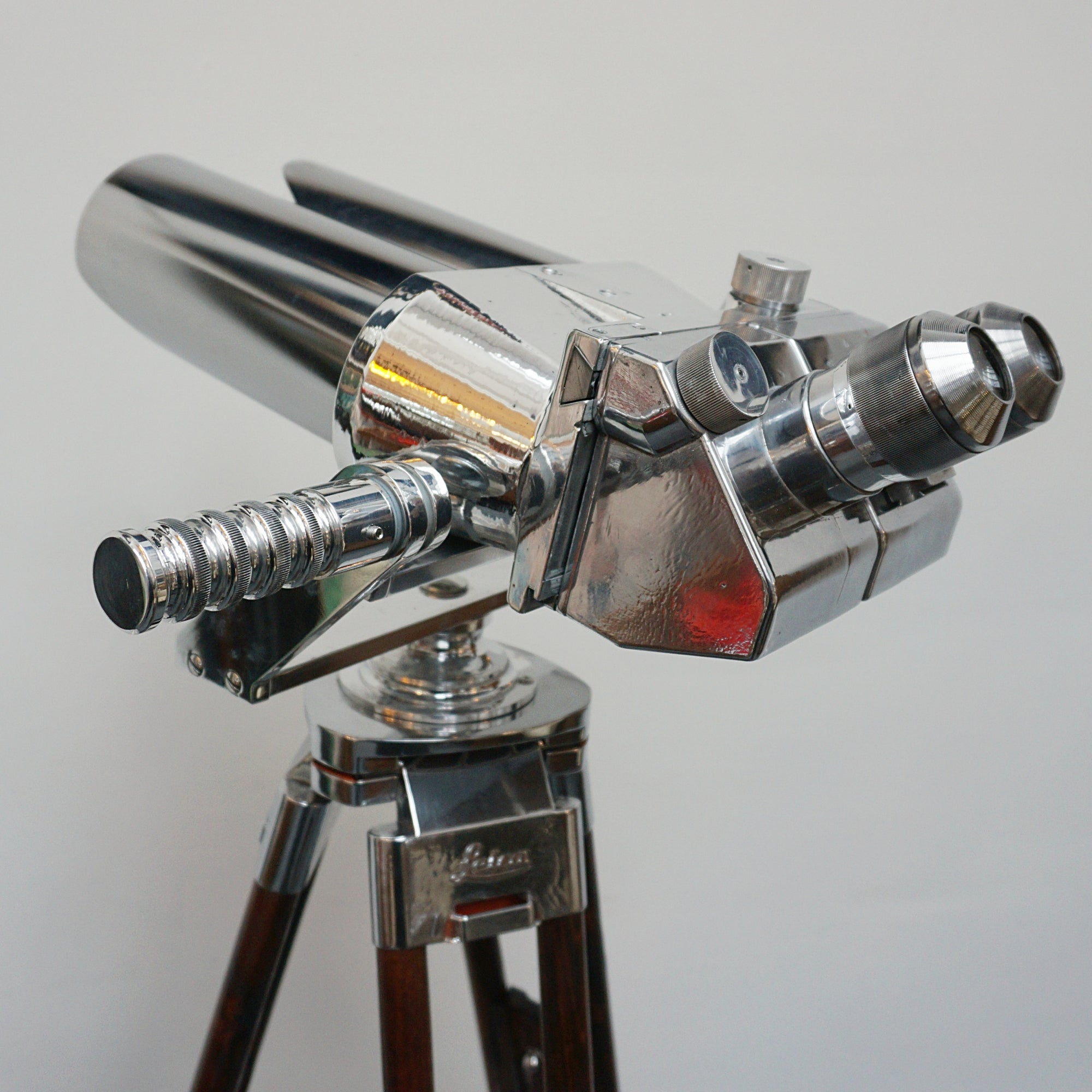 10X80 chrome marine binoculars by Leica. Set over a later extending wood and chromed metal stand with angular chromed feet. Mid Century Naval Equipment. War ship accessory . WW2 Binoculars - Jeroen Markies Art Deco 