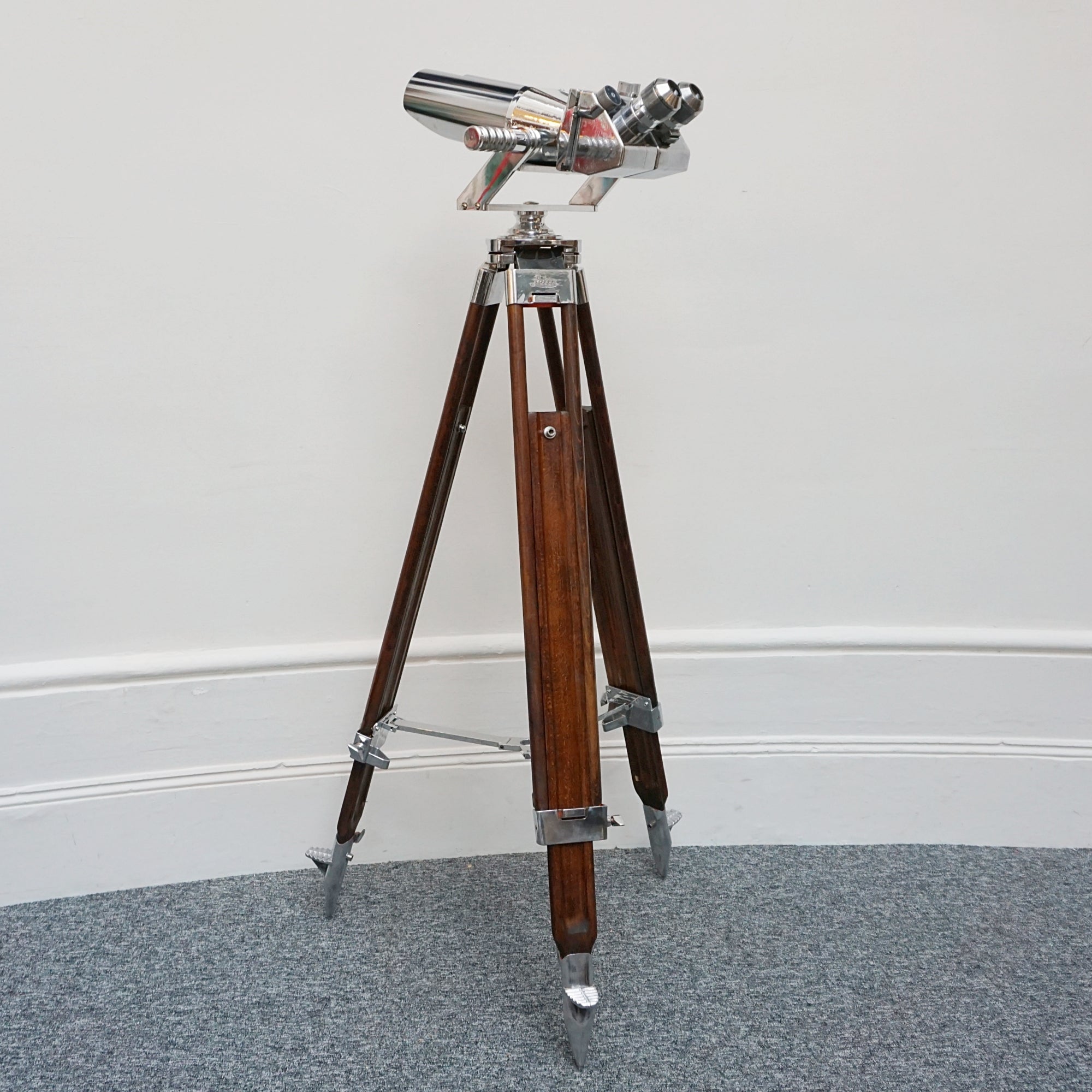 10X80 chrome marine binoculars by Leica. Set over a later extending wood and chromed metal stand with angular chromed feet. Mid Century Naval Equipment. War ship accessory . WW2 Binoculars - Jeroen Markies Art Deco 