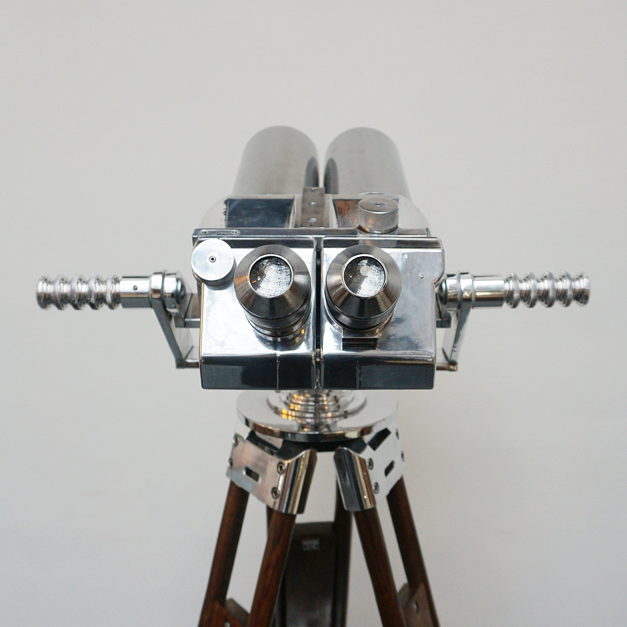 10X80 chrome marine binoculars by Leica. Set over a later extending wood and chromed metal stand with angular chromed feet. Mid Century Naval Equipment. War ship accessory . WW2 Binoculars - Jeroen Markies Art Deco 